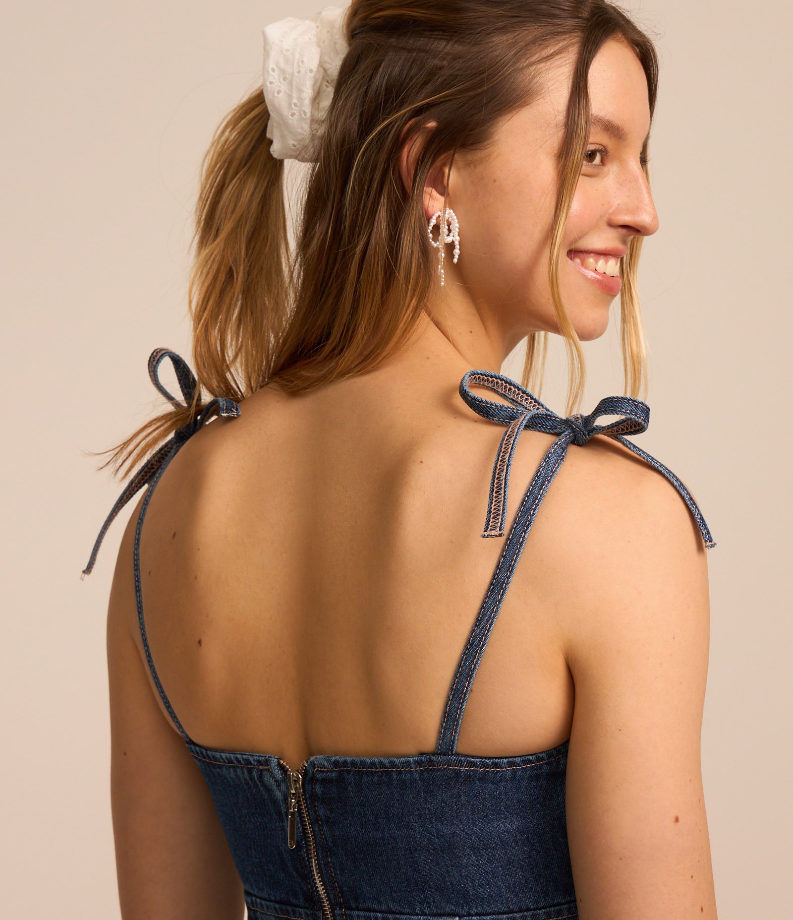 Vestido Curto em Jeans com Alça de Laço e Decote Coração Azul 4