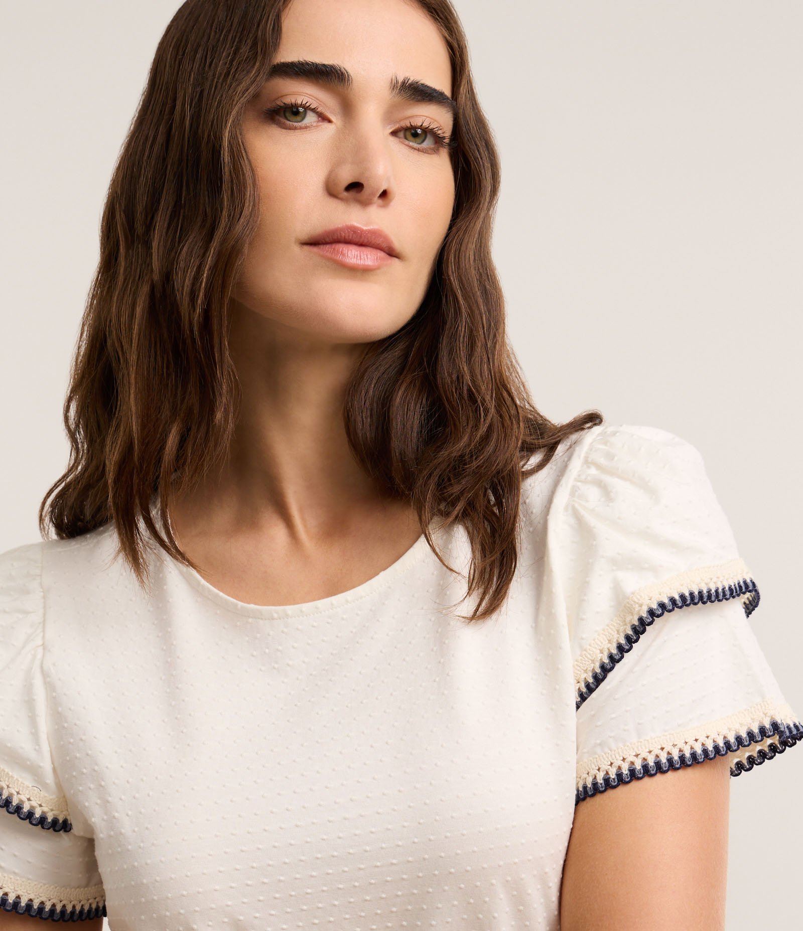 Blusa em Algodão com Babado na Manga e Detalhe Efeito Crochê Branco 3