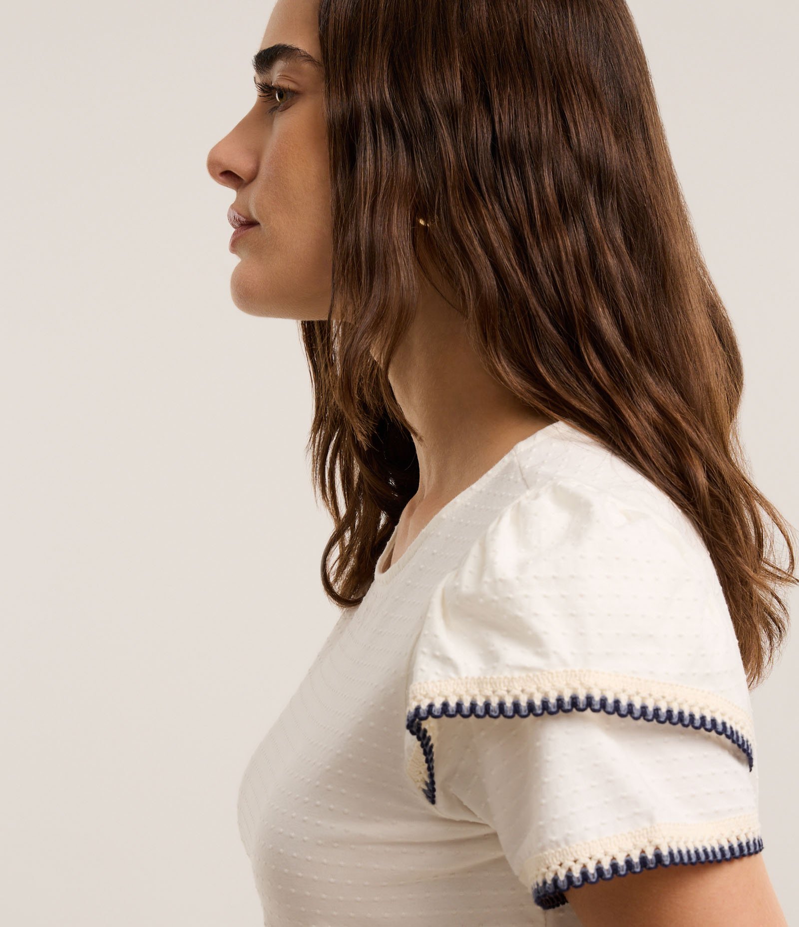 Blusa em Algodão com Babado na Manga e Detalhe Efeito Crochê Branco 4