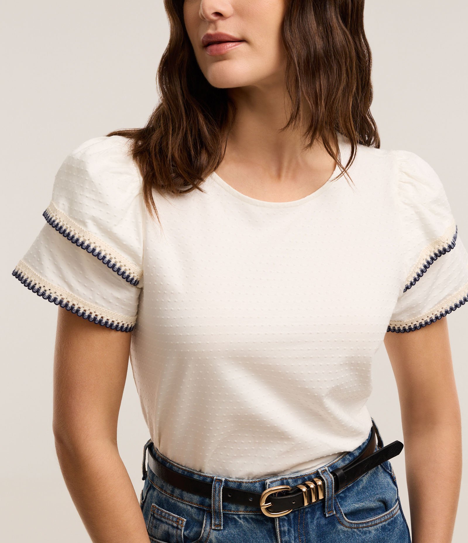 Blusa em Algodão com Babado na Manga e Detalhe Efeito Crochê Branco 5