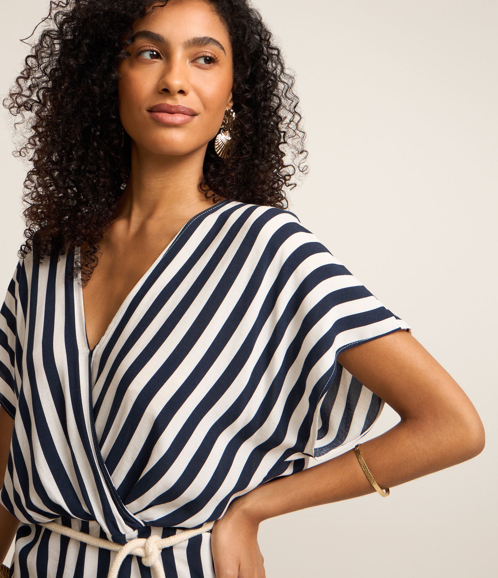 Blusa em Viscolinho Listrada com Cinto Corda Preto 3