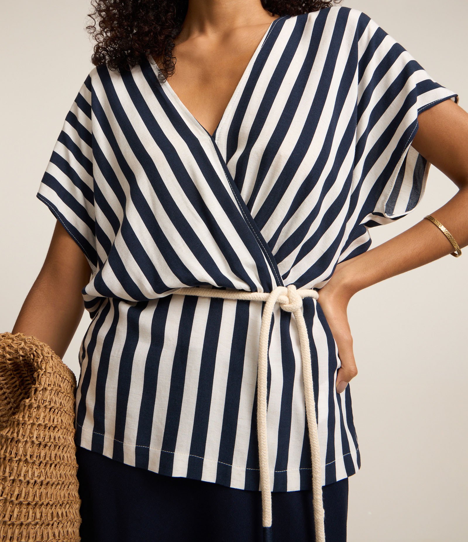 Blusa em Viscolinho Listrada com Cinto Corda Preto 4