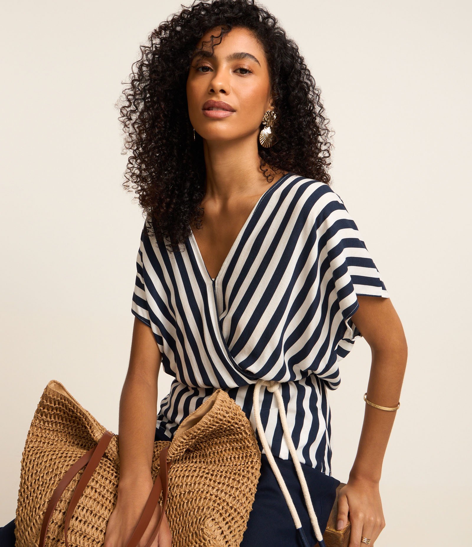 Blusa em Viscolinho Listrada com Cinto Corda Preto 5