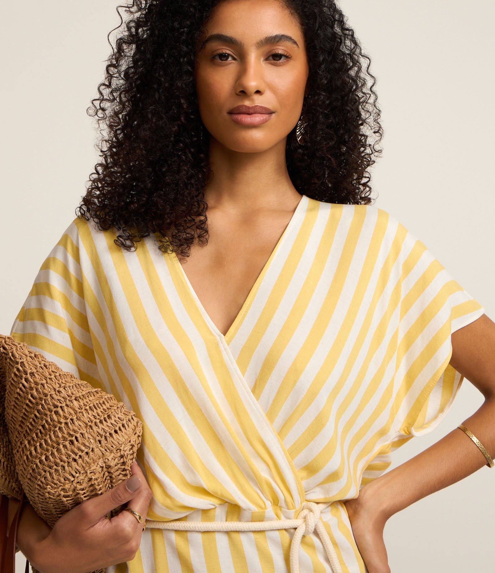 Blusa em Viscolinho Listrada com Cinto Corda Amarelo 1