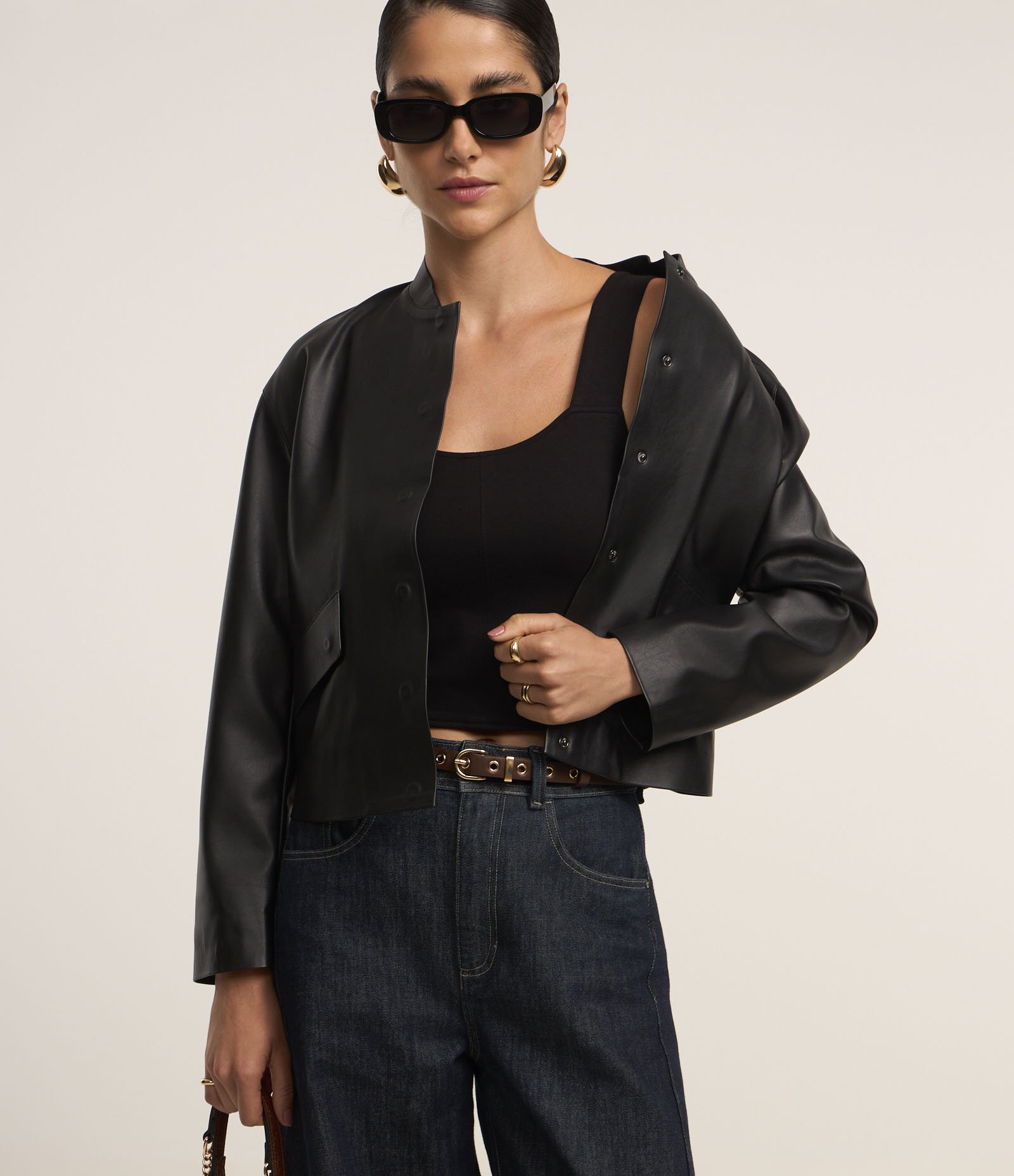 Blusa Alça Larga Cropped em Viscose com Ponto Roma Preto 4