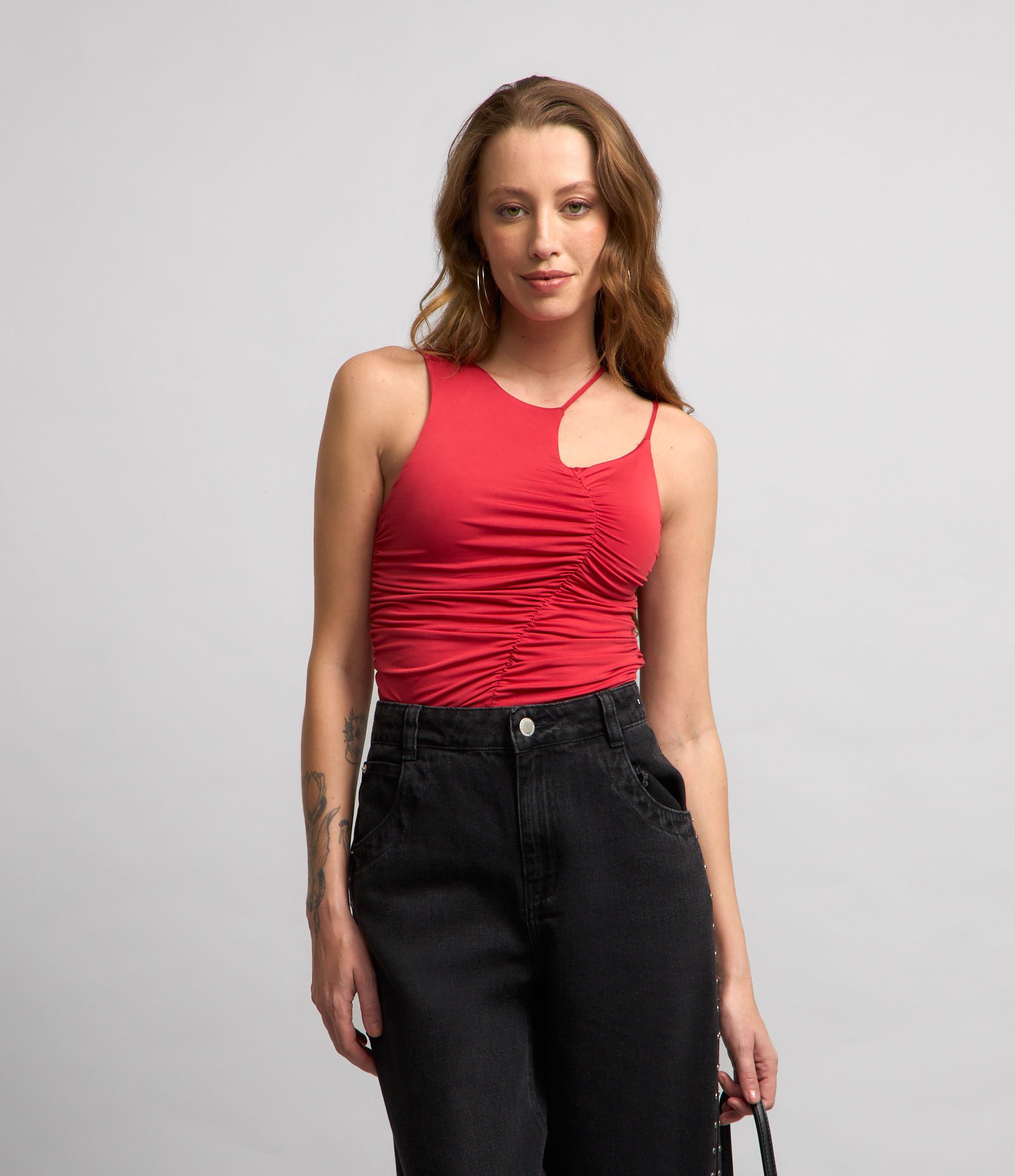 Blusa com Alça Assimétrica e Recorte Franzido Vermelho 1