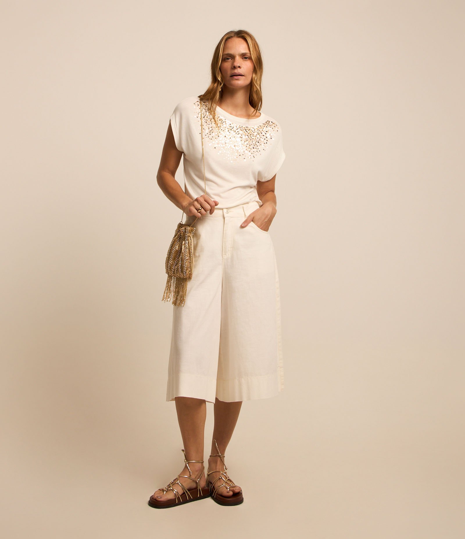 Blusa T-shirt em Viscose com Aplicação de Paetê Branco 2