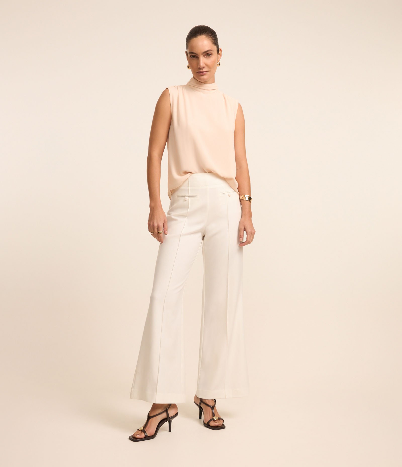 Blusa Acetinada com Gola alta e Botão Rosa Claro 2