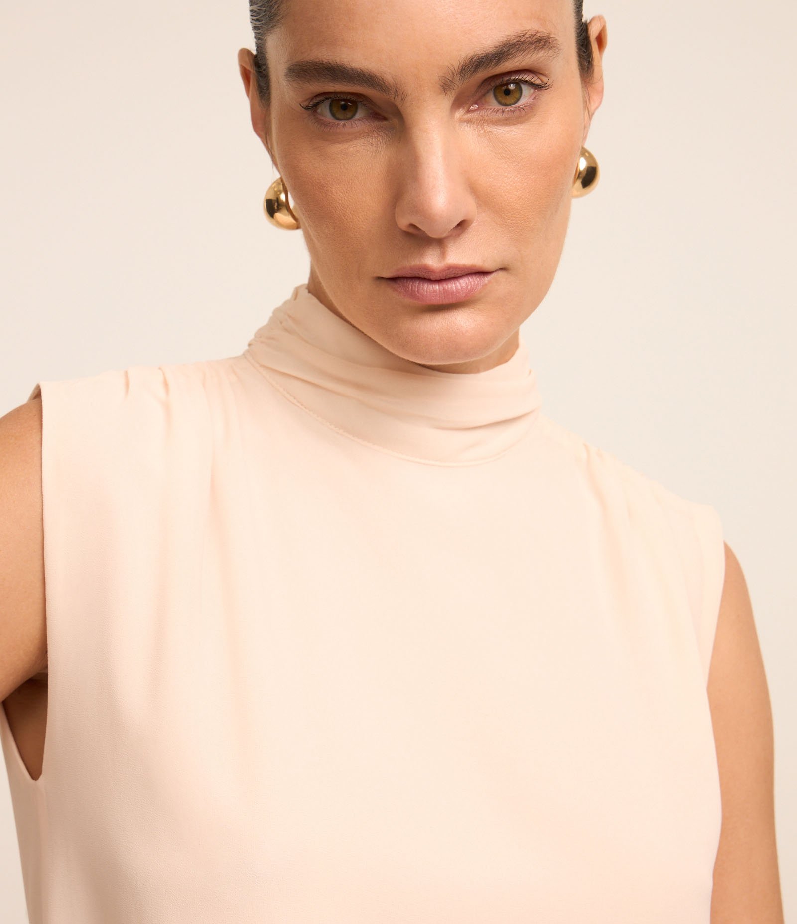 Blusa Acetinada com Gola alta e Botão Rosa Claro 3