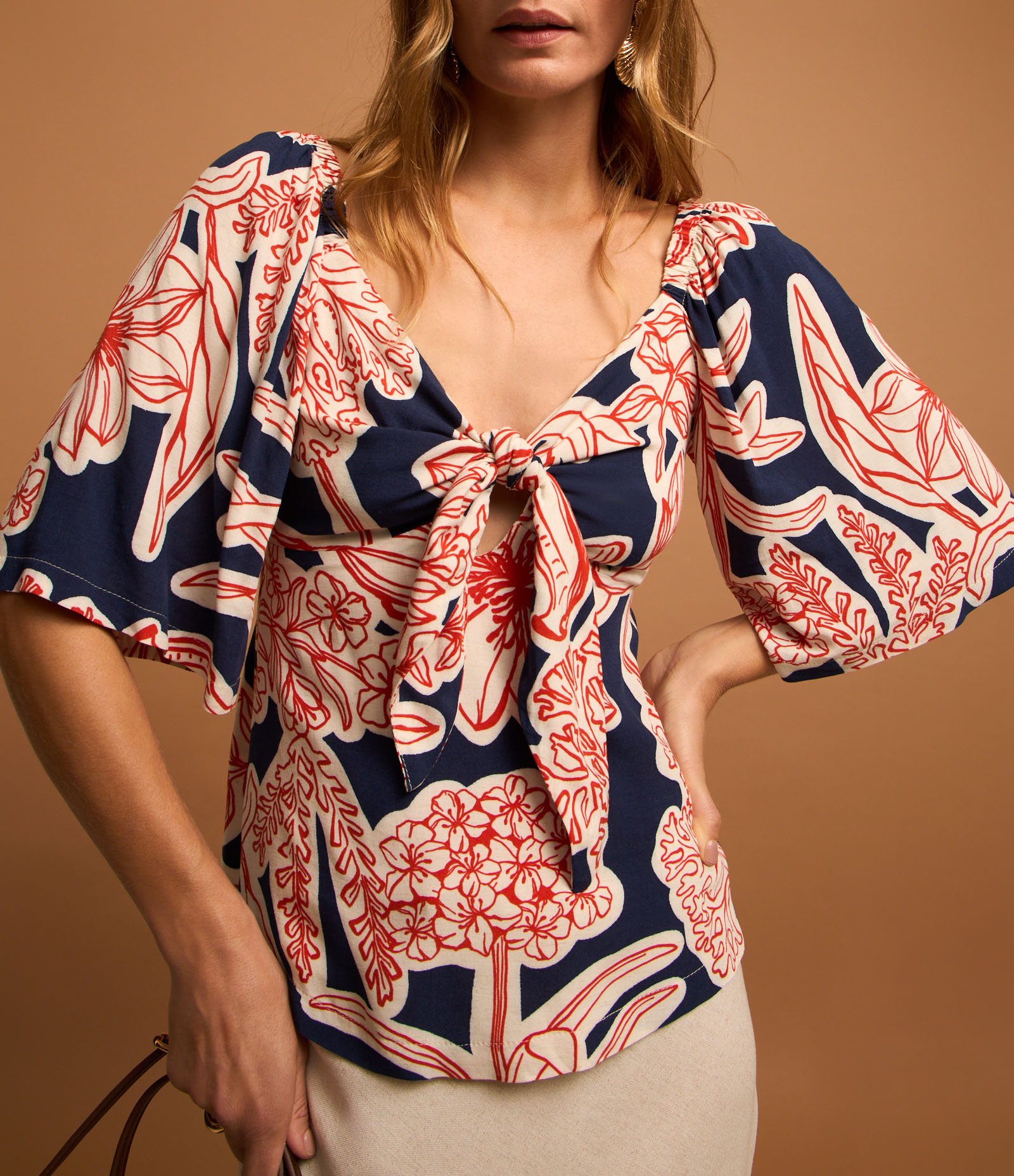 Blusa em Viscolinho com Nó de Decote e Folhagens Estampadas Azul/Laranja 1