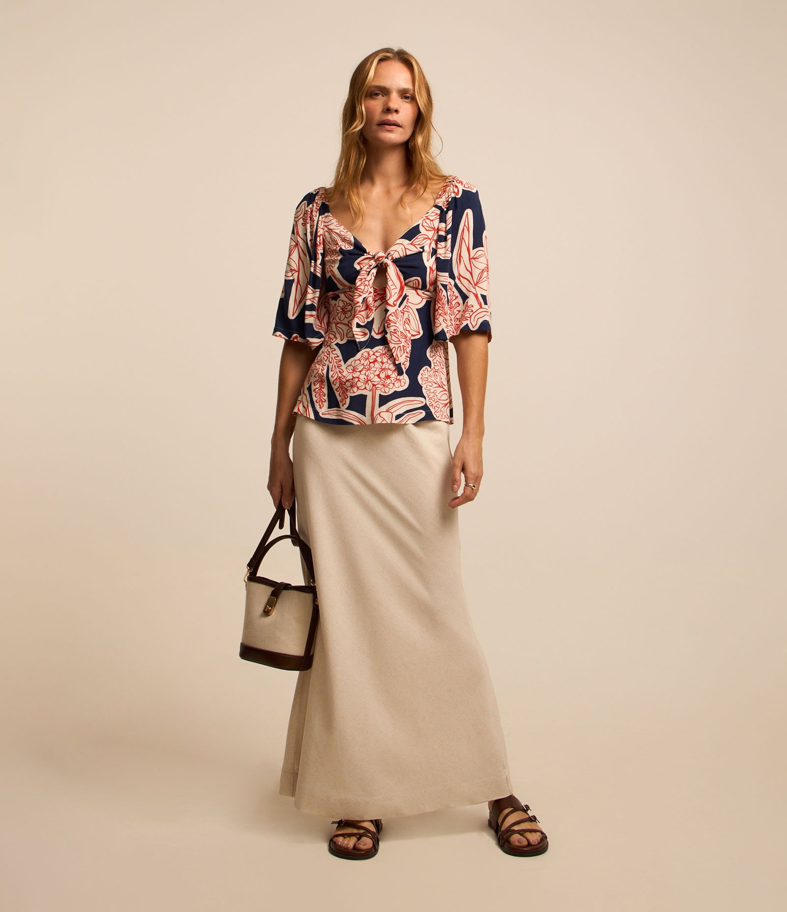 Blusa em Viscolinho com Nó de Decote e Folhagens Estampadas Azul/Laranja 2