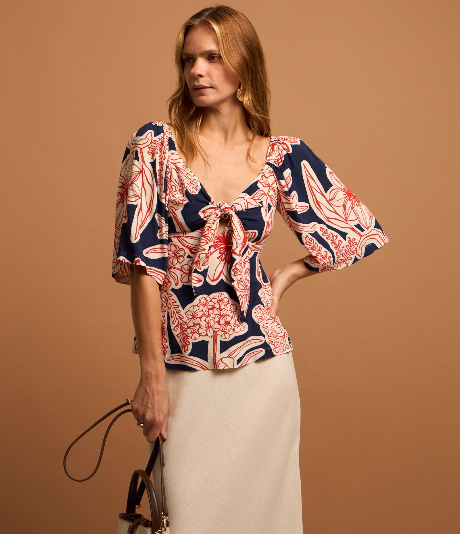 Blusa em Viscolinho com Nó de Decote e Folhagens Estampadas Azul/Laranja 3