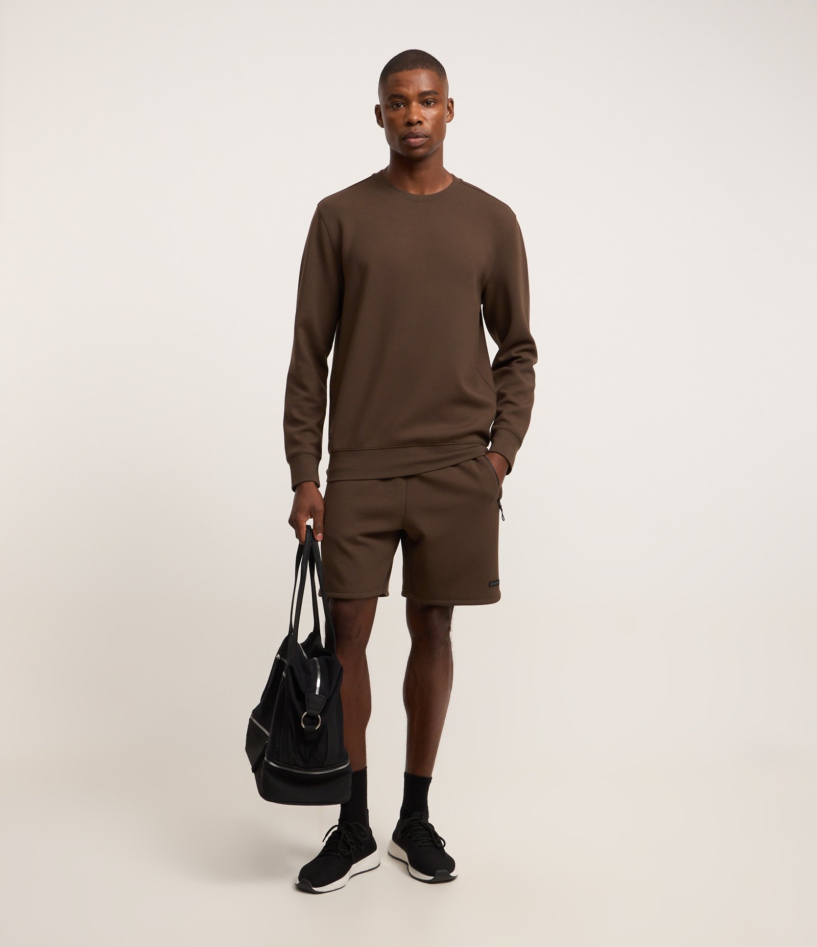 Bermuda Esportiva em Moletom Tecnológico com Cós Elástico e Zíper no Bolso Marrom Escuro 1