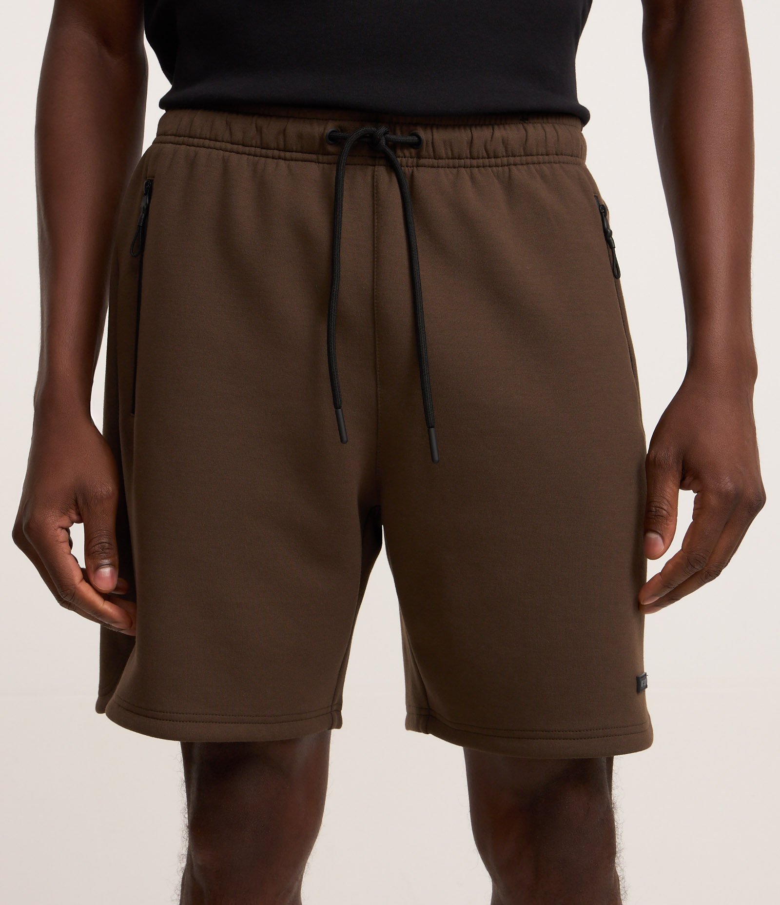 Bermuda Esportiva em Moletom Tecnológico com Cós Elástico e Zíper no Bolso Marrom Escuro 2