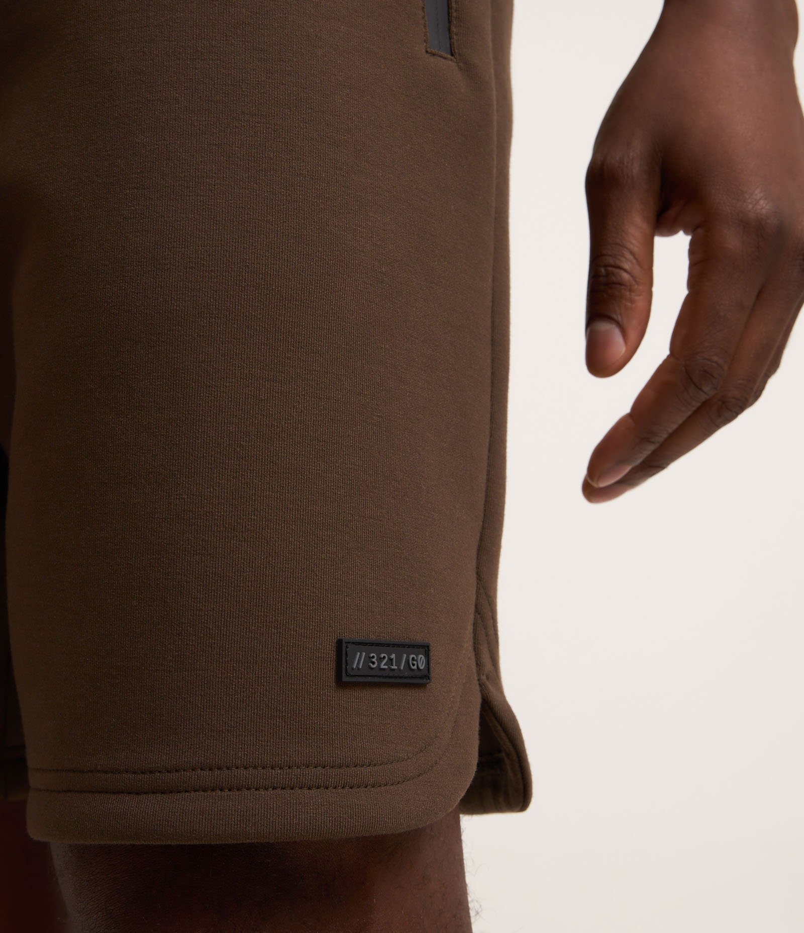 Bermuda Esportiva em Moletom Tecnológico com Cós Elástico e Zíper no Bolso Marrom Escuro 3