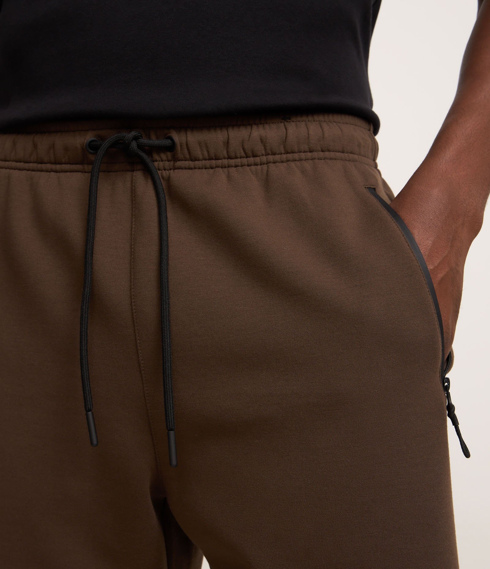 Bermuda Esportiva em Moletom Tecnológico com Cós Elástico e Zíper no Bolso Marrom Escuro 4