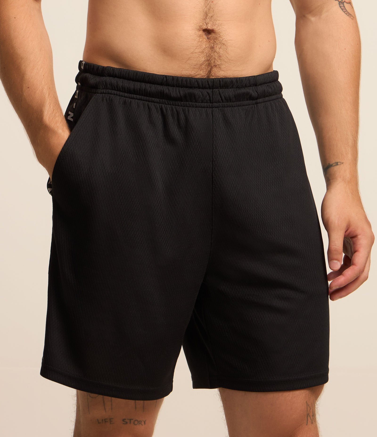 Bermuda Esportiva em Tecnologia Dry com Estampa Lateral Lettering Preto 2