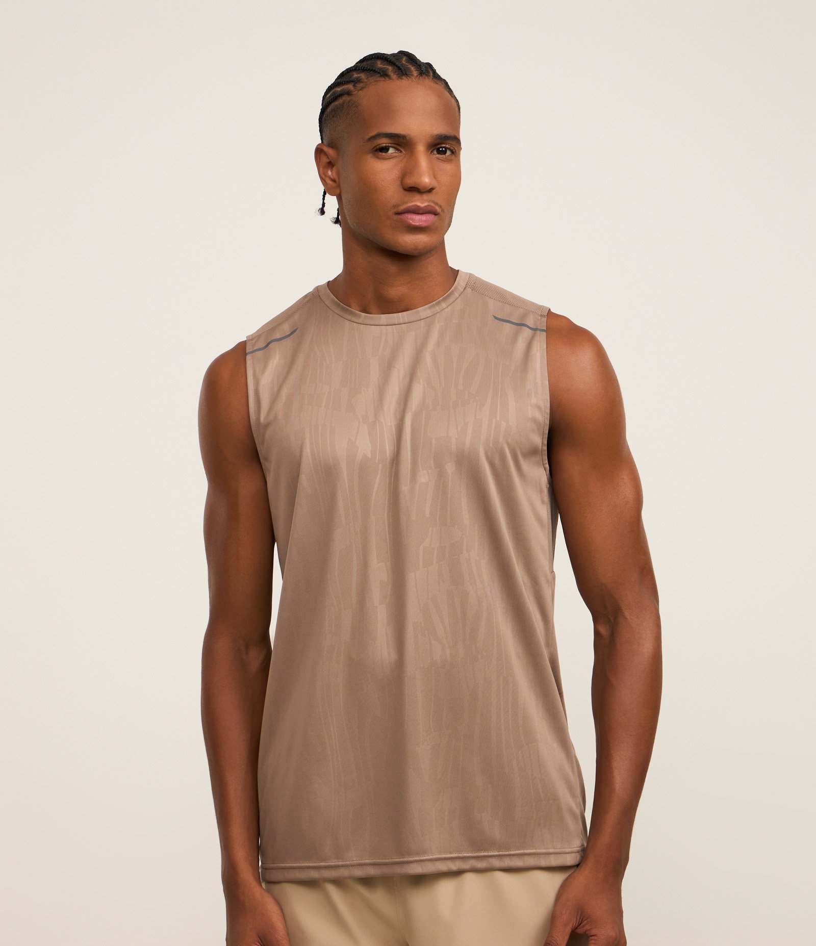 Regata Esportiva com Tecnologia Dry e Estampa Heat Print Marrom Médio 1