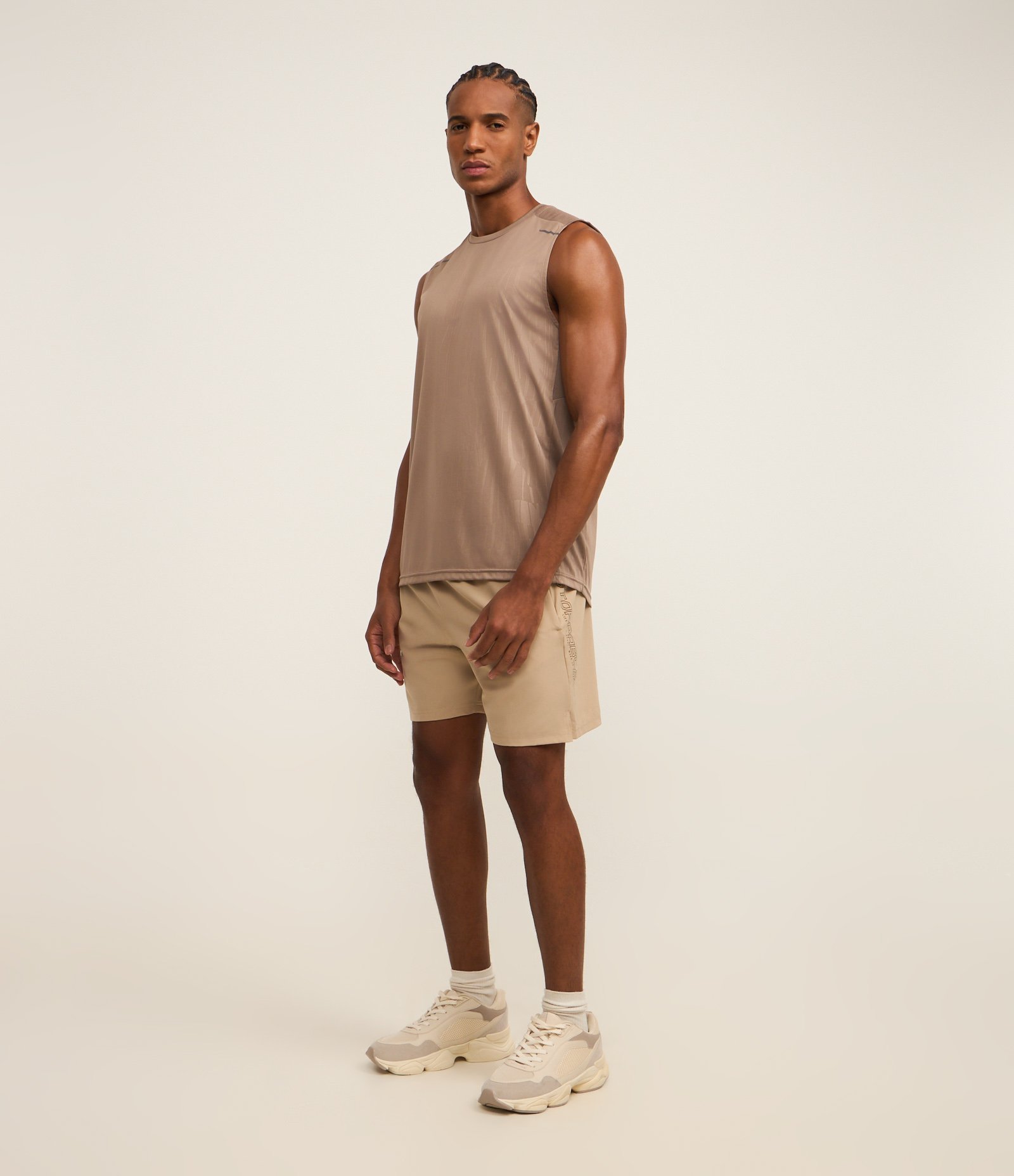 Regata Esportiva com Tecnologia Dry e Estampa Heat Print Marrom Médio 2