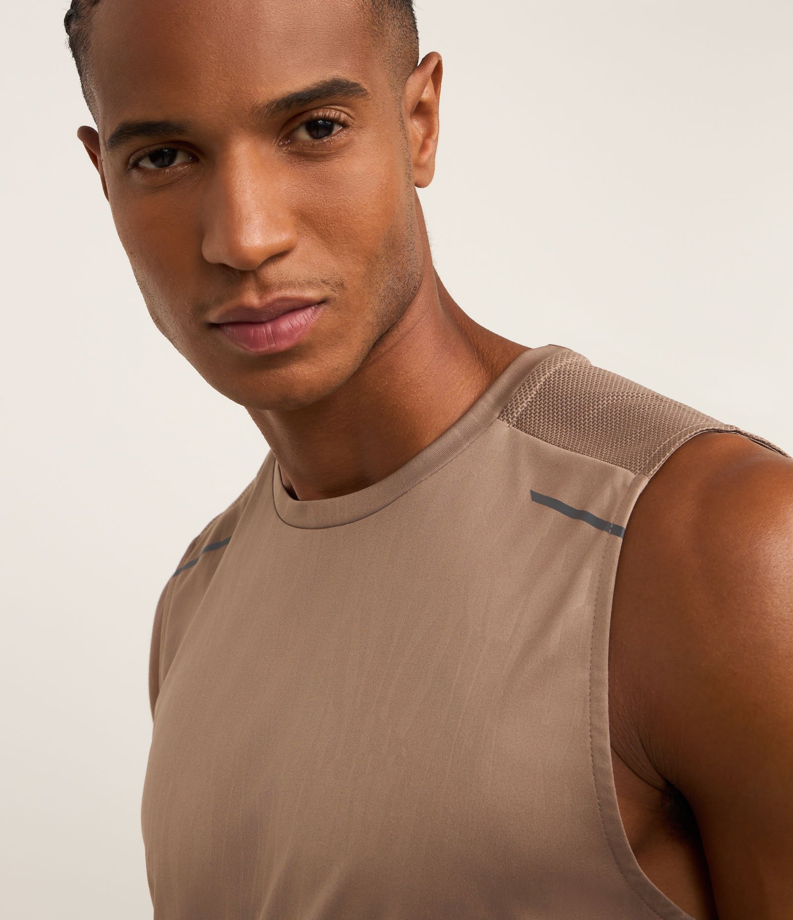 Regata Esportiva com Tecnologia Dry e Estampa Heat Print Marrom Médio 3