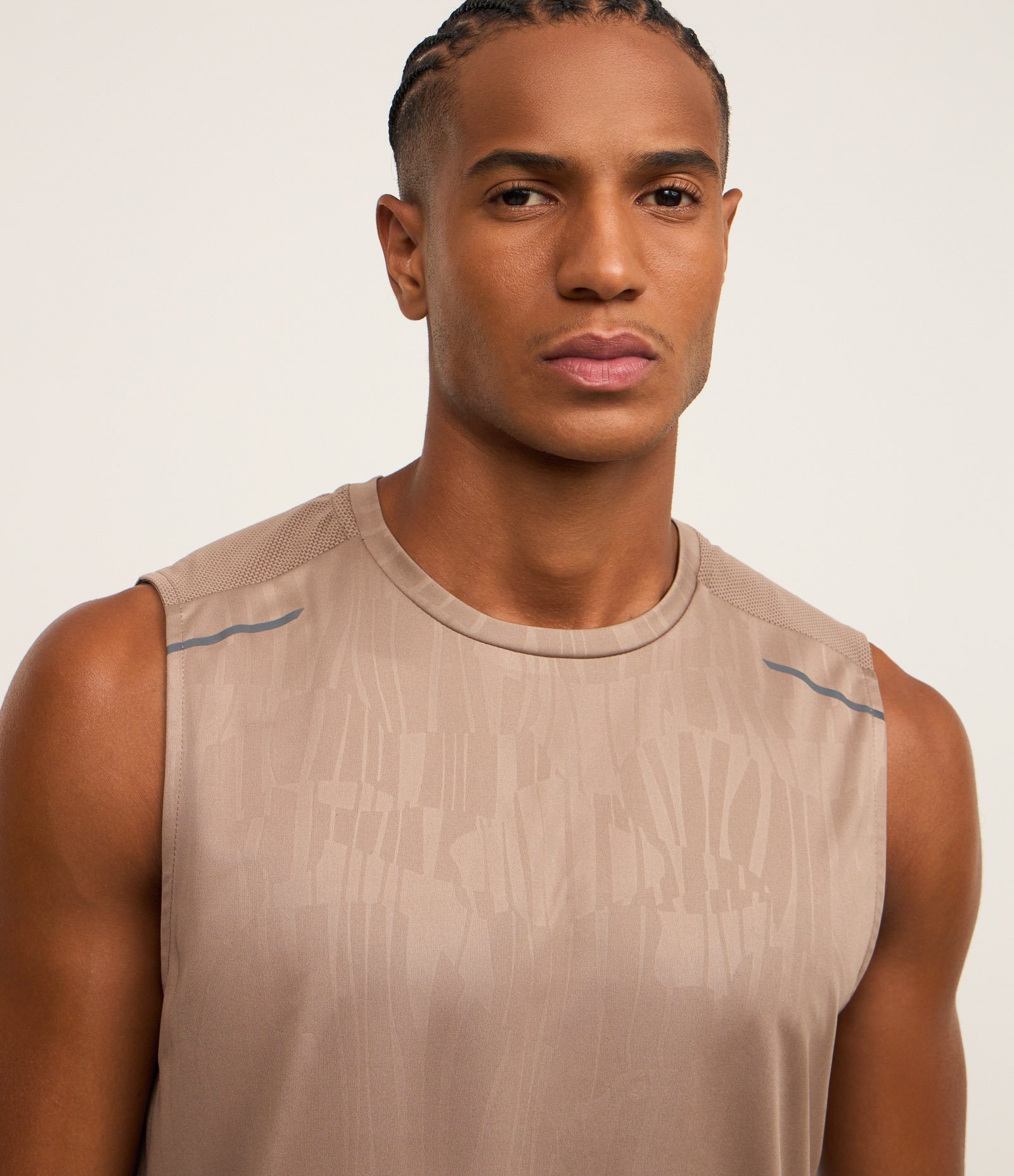 Regata Esportiva com Tecnologia Dry e Estampa Heat Print Marrom Médio 4