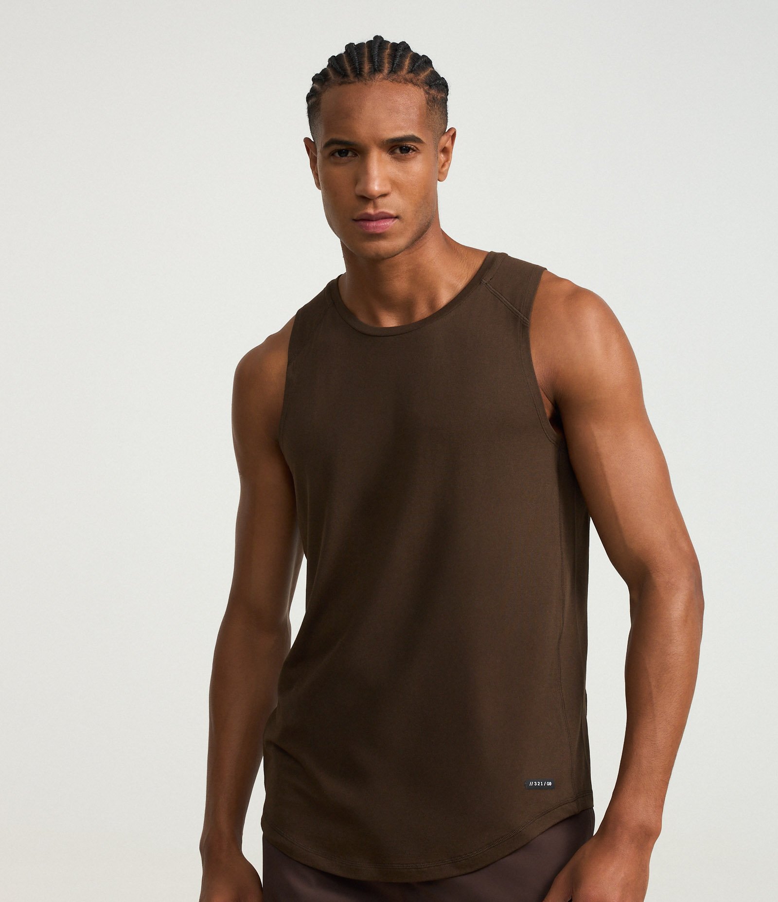 Regata Regular Esportiva com Etiqueta na Barra e Detalhe Contrastante Marrom Escuro 1