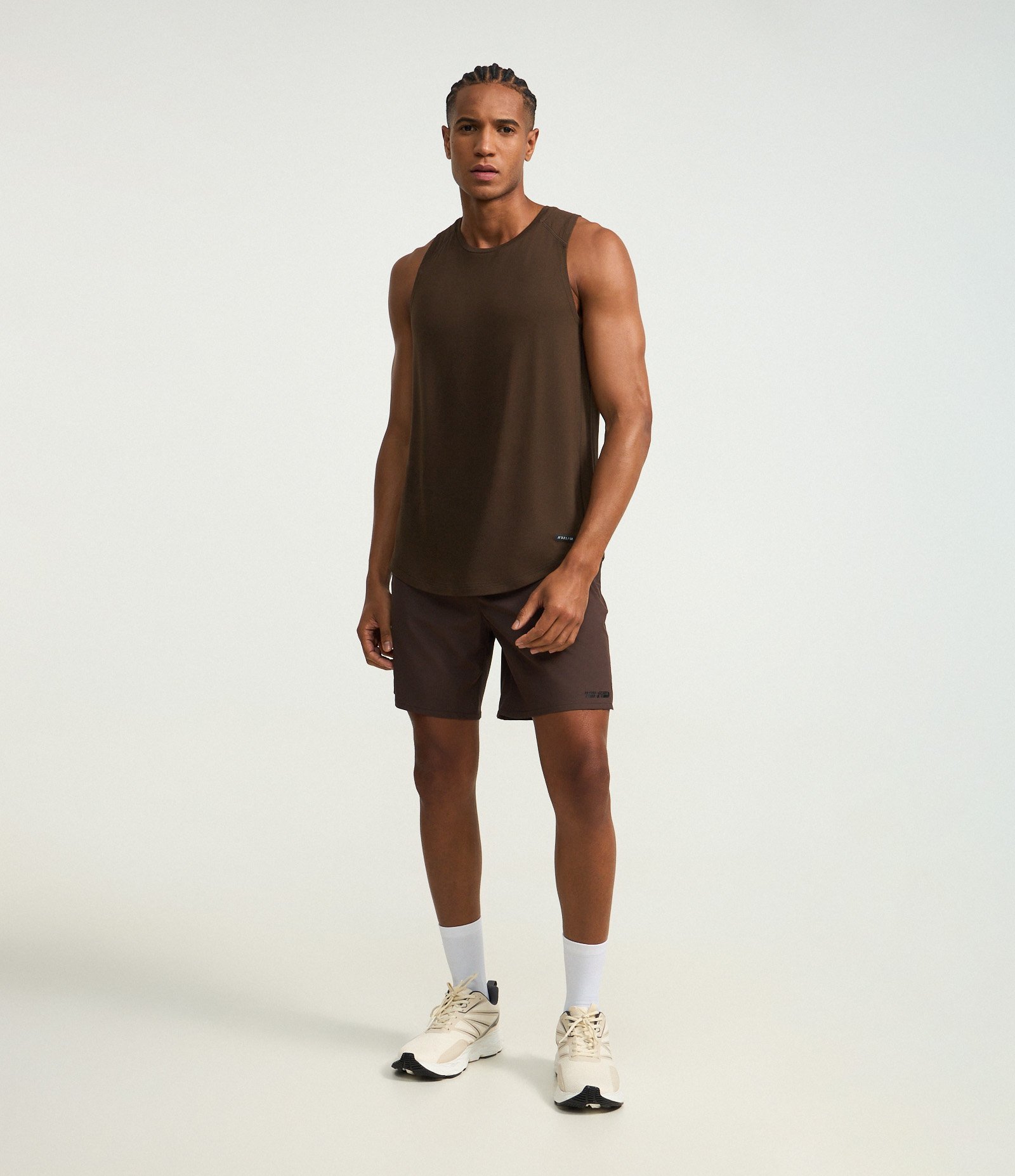 Regata Regular Esportiva com Etiqueta na Barra e Detalhe Contrastante Marrom Escuro 2