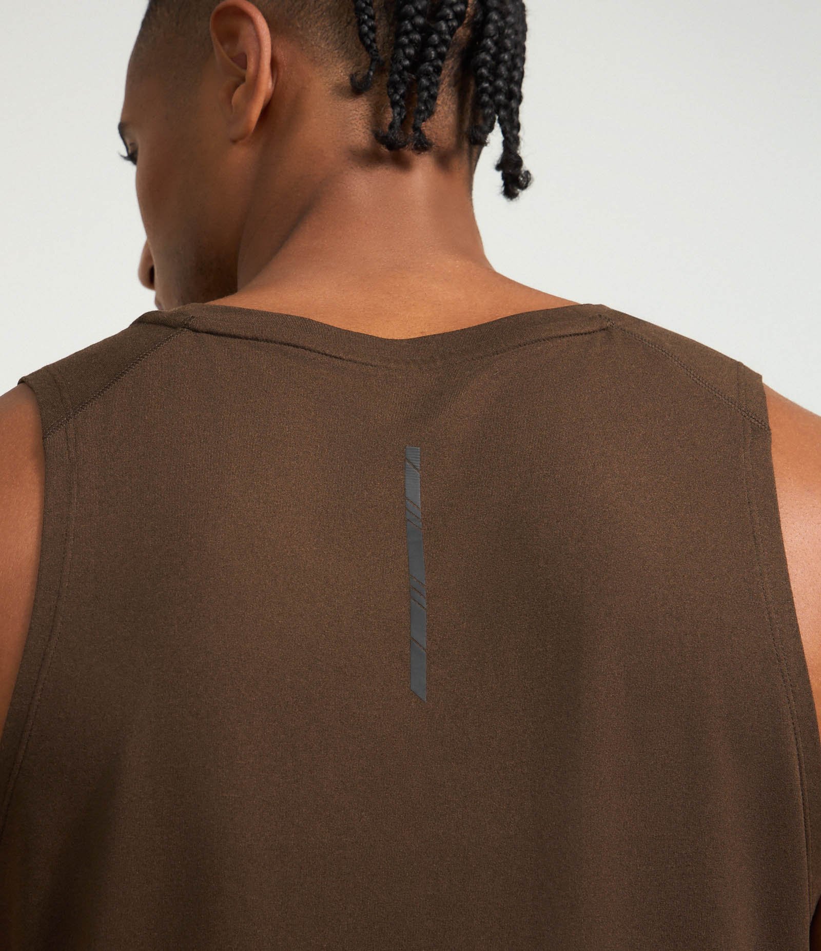 Regata Regular Esportiva com Etiqueta na Barra e Detalhe Contrastante Marrom Escuro 3