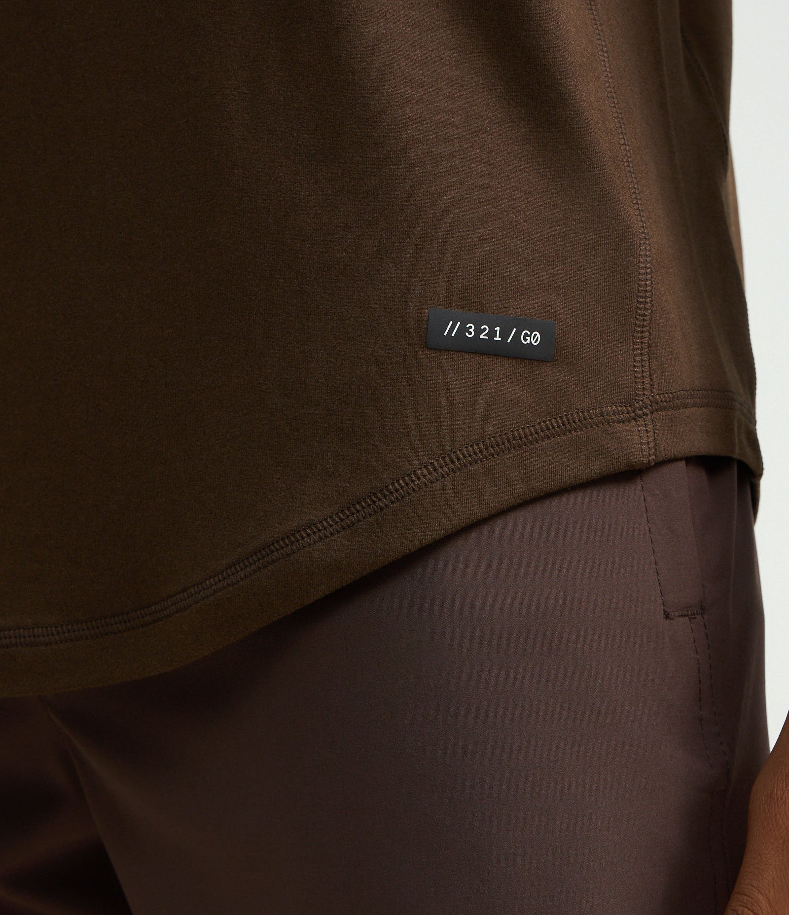 Regata Regular Esportiva com Etiqueta na Barra e Detalhe Contrastante Marrom Escuro 4