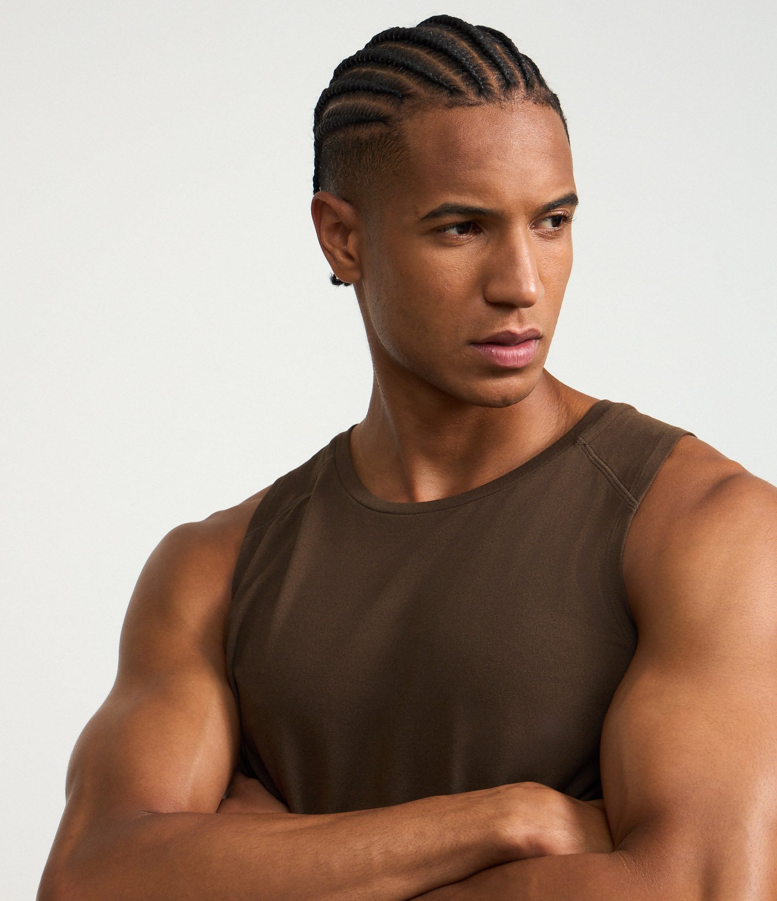 Regata Regular Esportiva com Etiqueta na Barra e Detalhe Contrastante Marrom Escuro 6