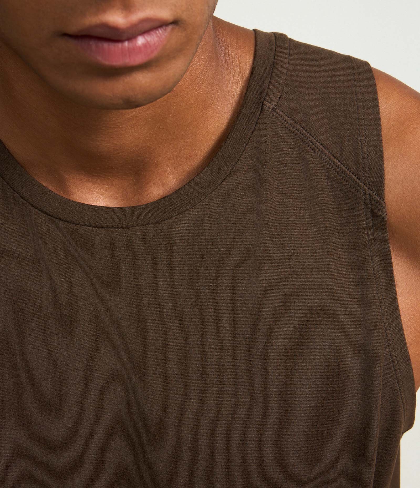 Regata Regular Esportiva com Etiqueta na Barra e Detalhe Contrastante Marrom Escuro 7