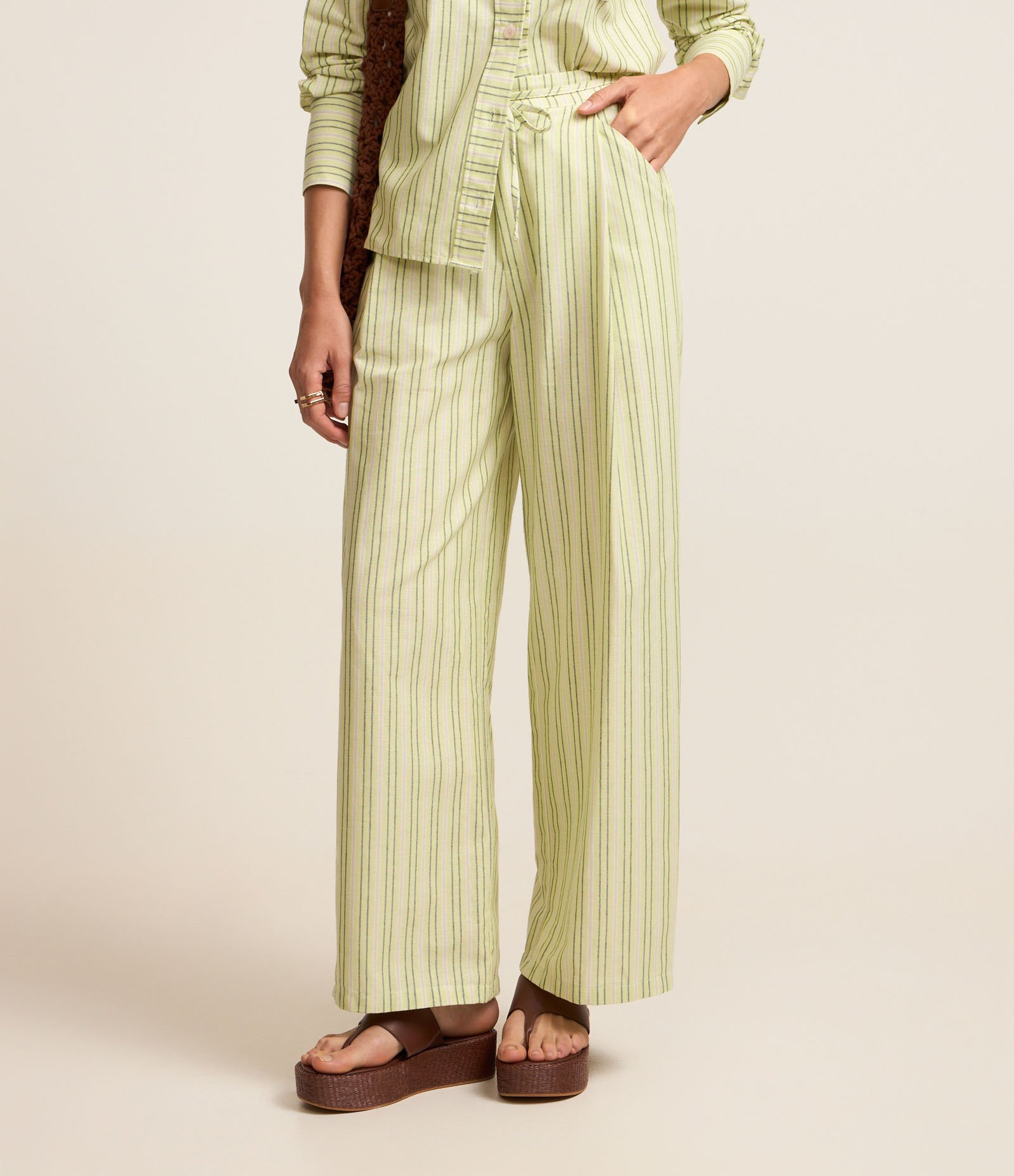 Calça Reta em Sarja Listrada e Cordão na Cintura Verde 1