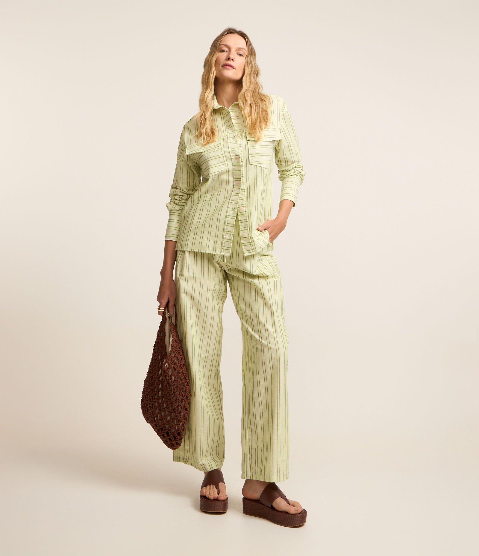 Calça Reta em Sarja Listrada e Cordão na Cintura Verde 2