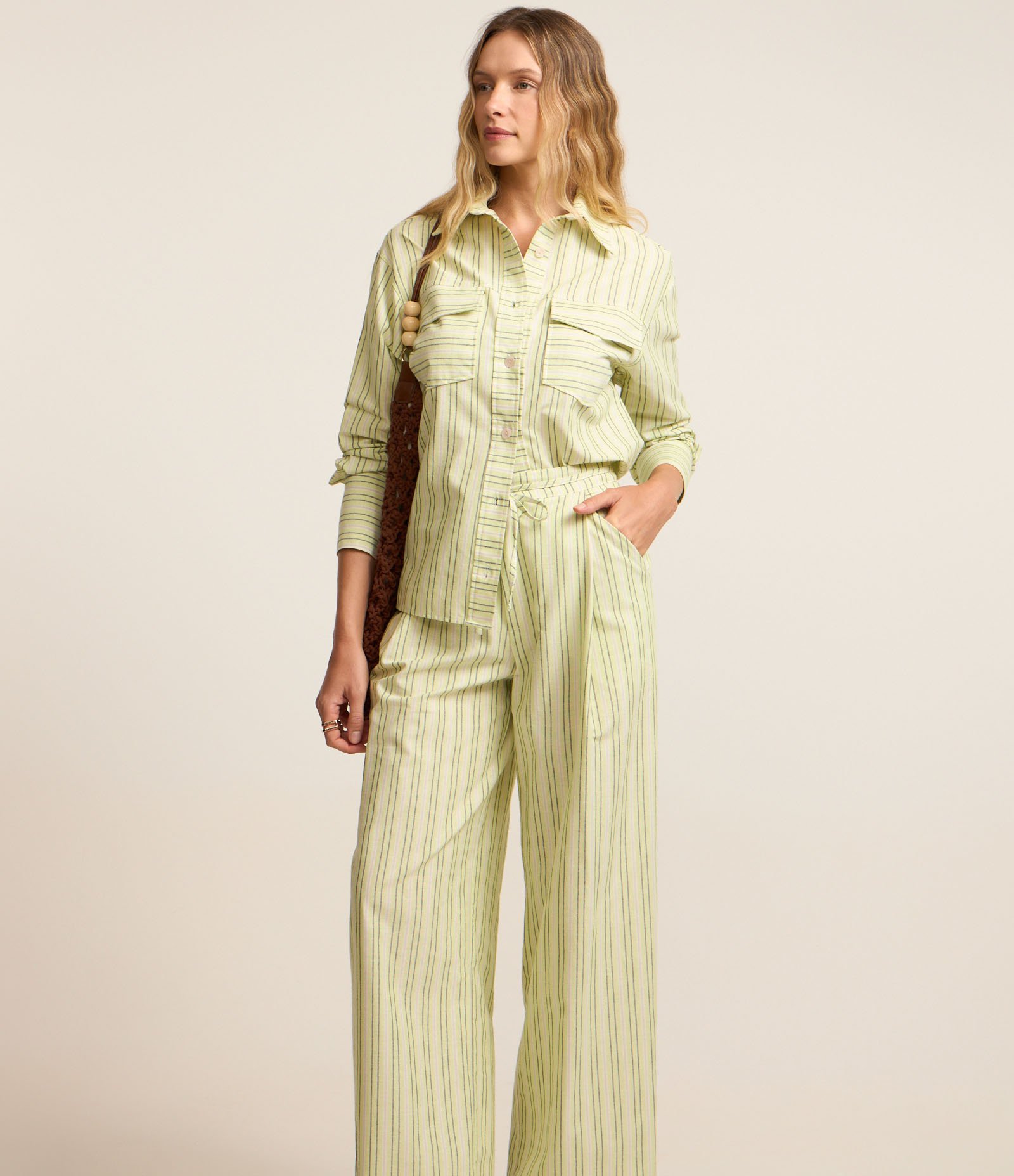 Calça Reta em Sarja Listrada e Cordão na Cintura Verde 3