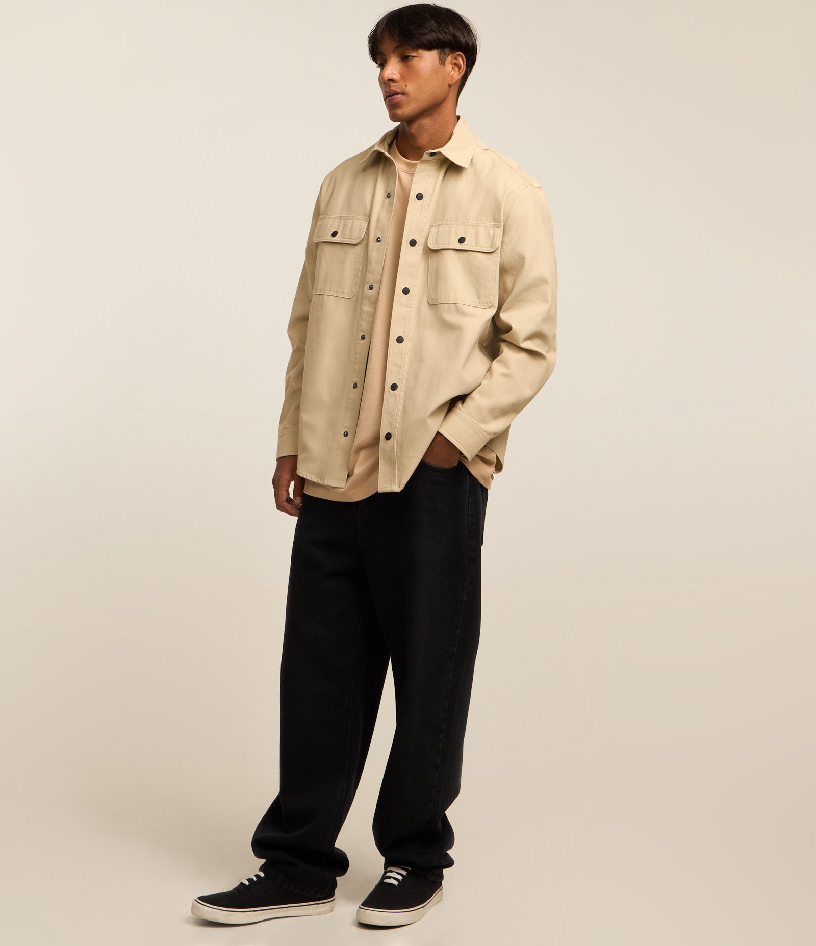 Camisa em Sarja com Botões e Bolsos Bege 2