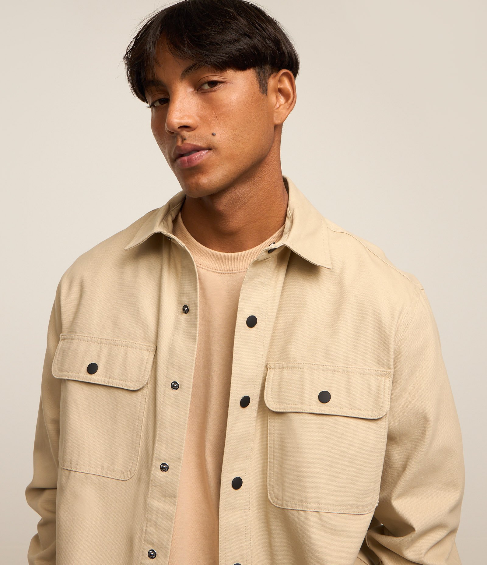 Camisa em Sarja com Botões e Bolsos Bege 3