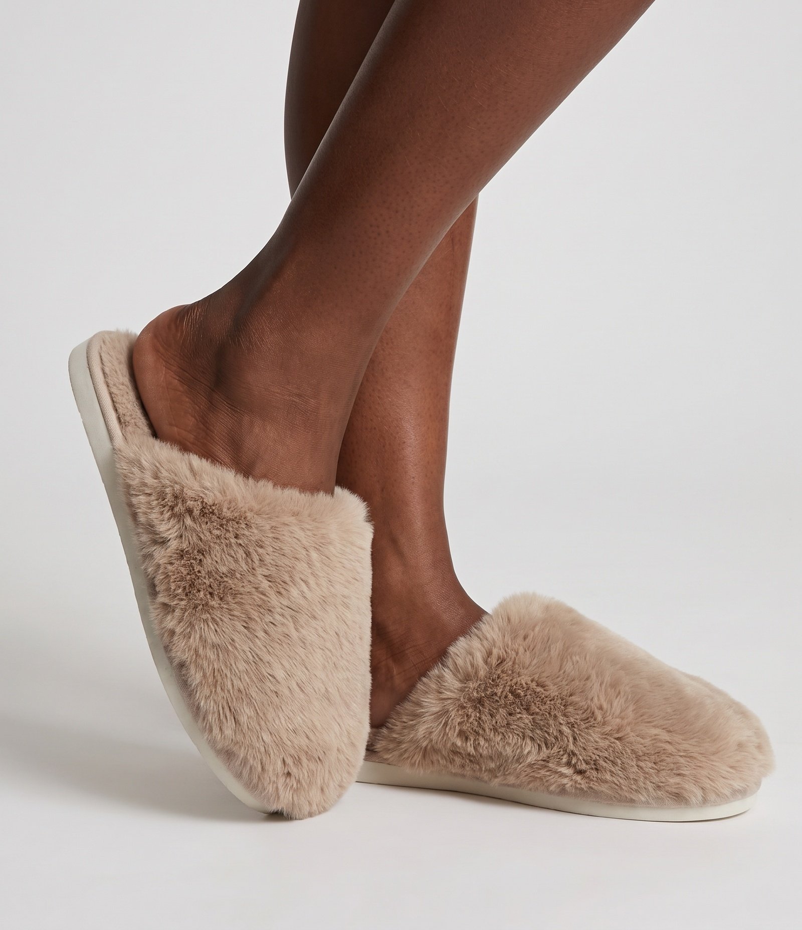 Pantufa Fechada Peluciada Bege 1