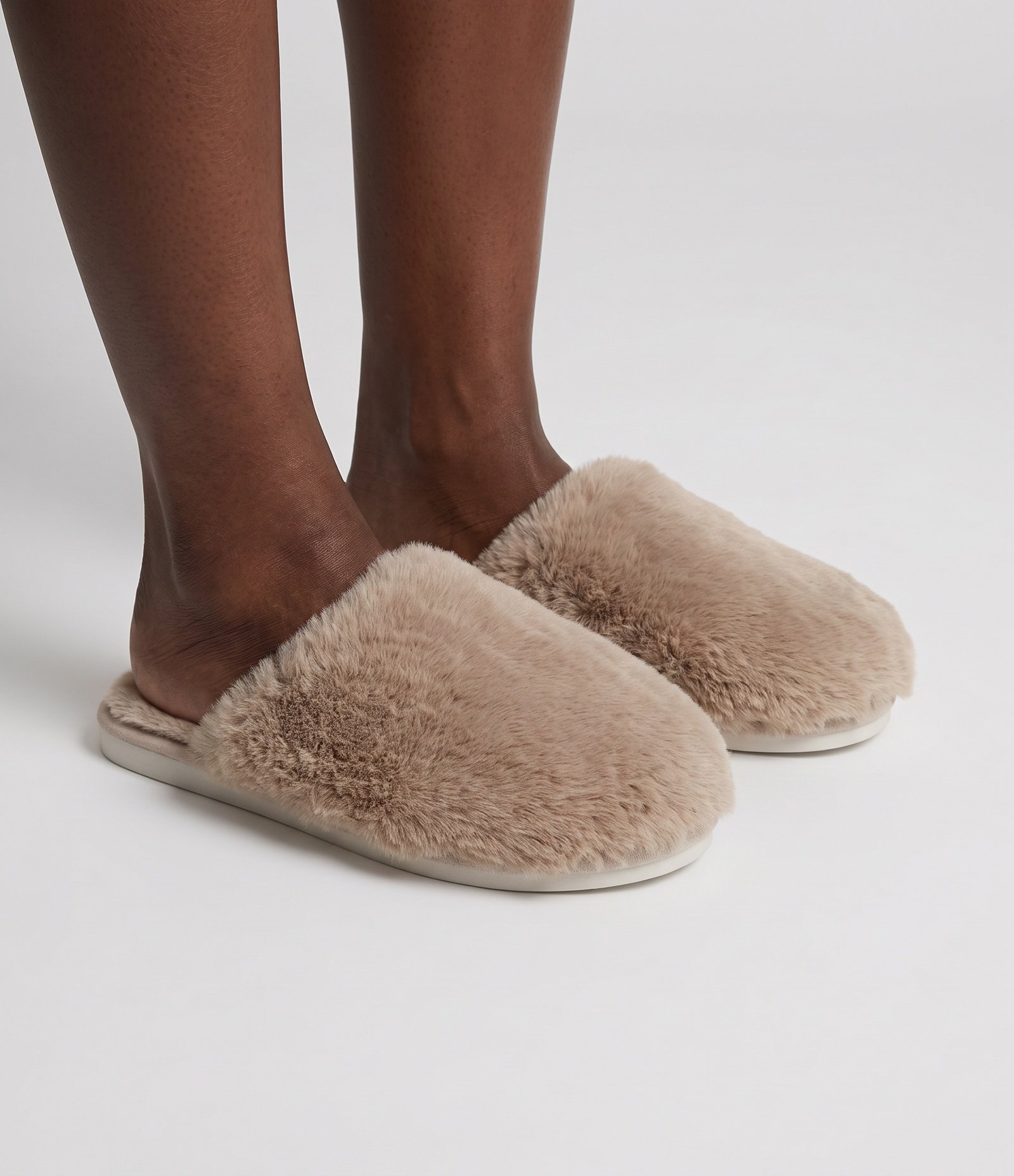 Pantufa Fechada Peluciada Bege 2