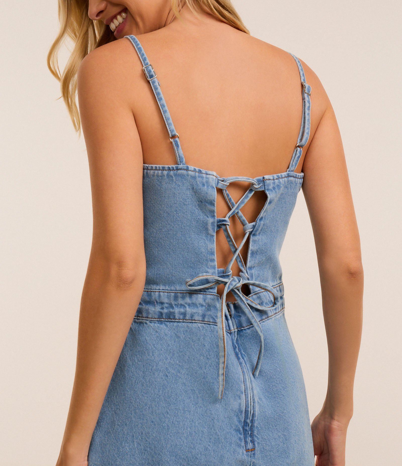 Macaquinho em Jeans com Alcinha e Amarração nas Costas Azul 4