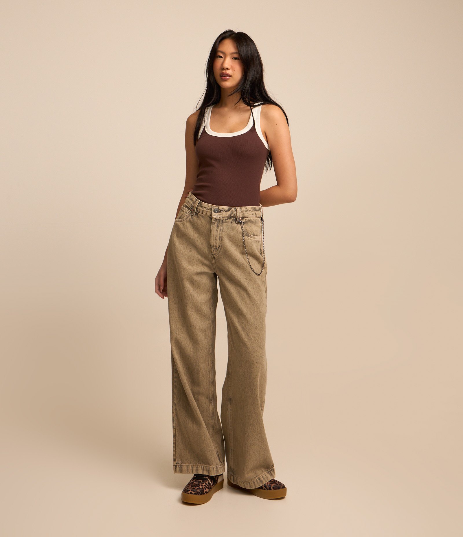 Calça Skater em Jeans Dirty com Corrente Lateral Bege 1