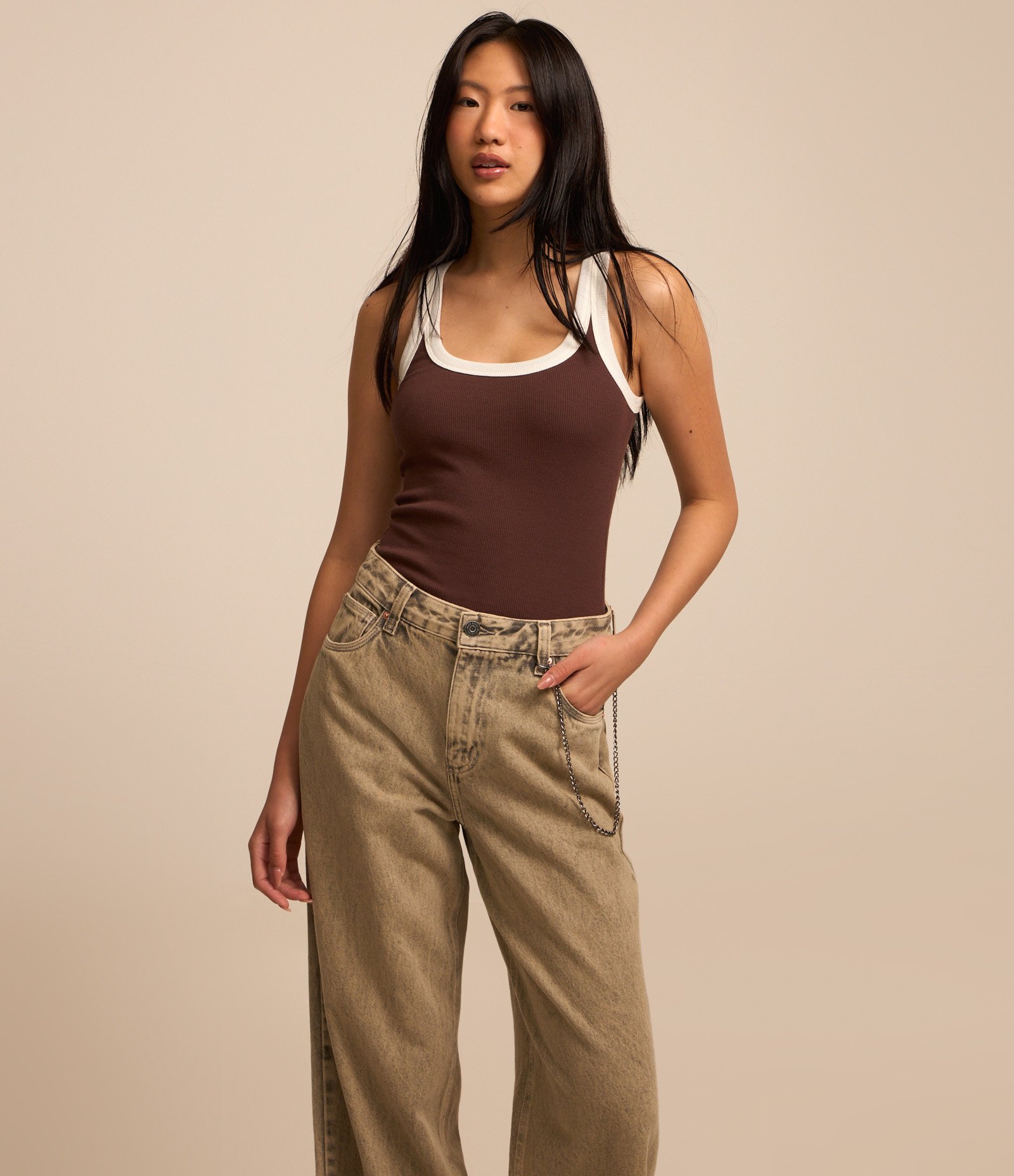 Calça Skater em Jeans Dirty com Corrente Lateral Bege 2