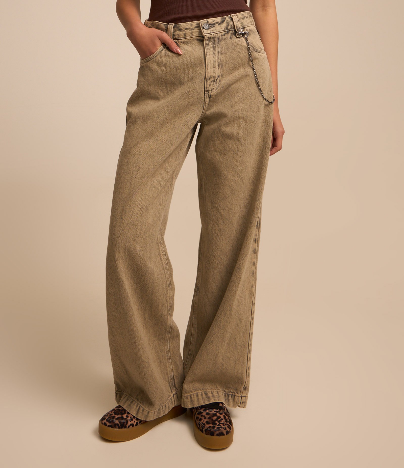 Calça Skater em Jeans Dirty com Corrente Lateral Bege 3