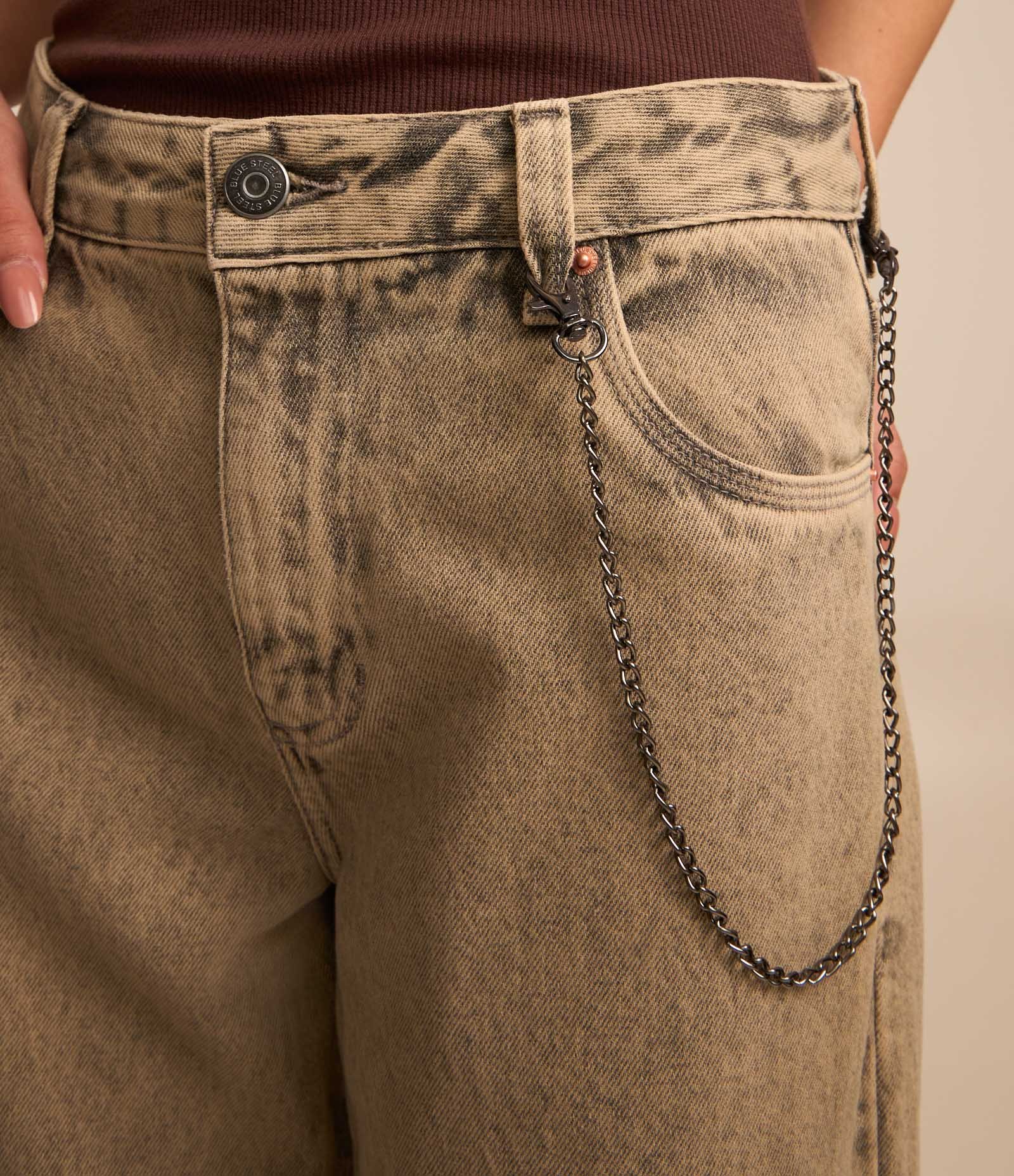 Calça Skater em Jeans Dirty com Corrente Lateral Bege 4