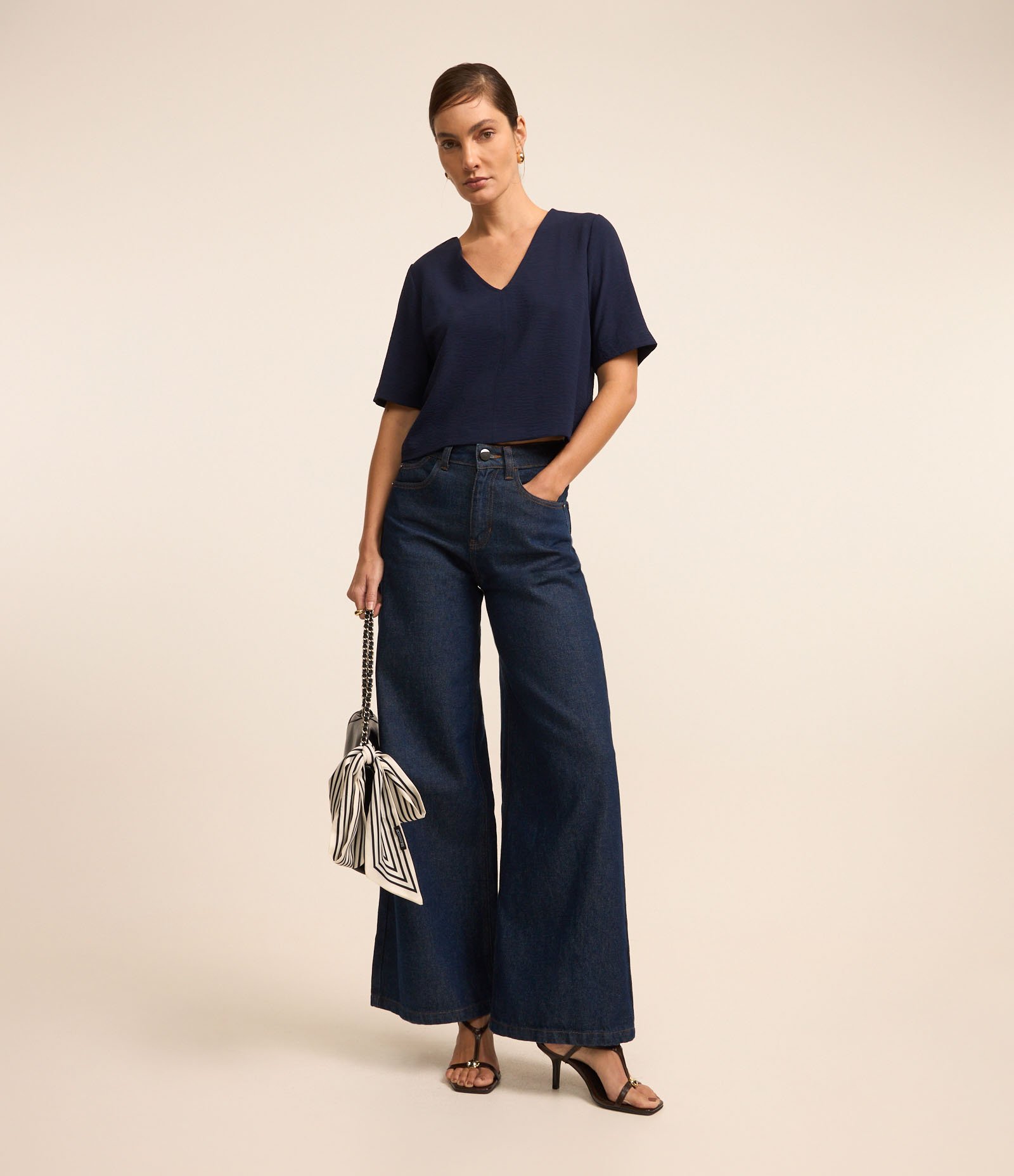 Blusa em Crepe com Decote V Azul Marinho 2