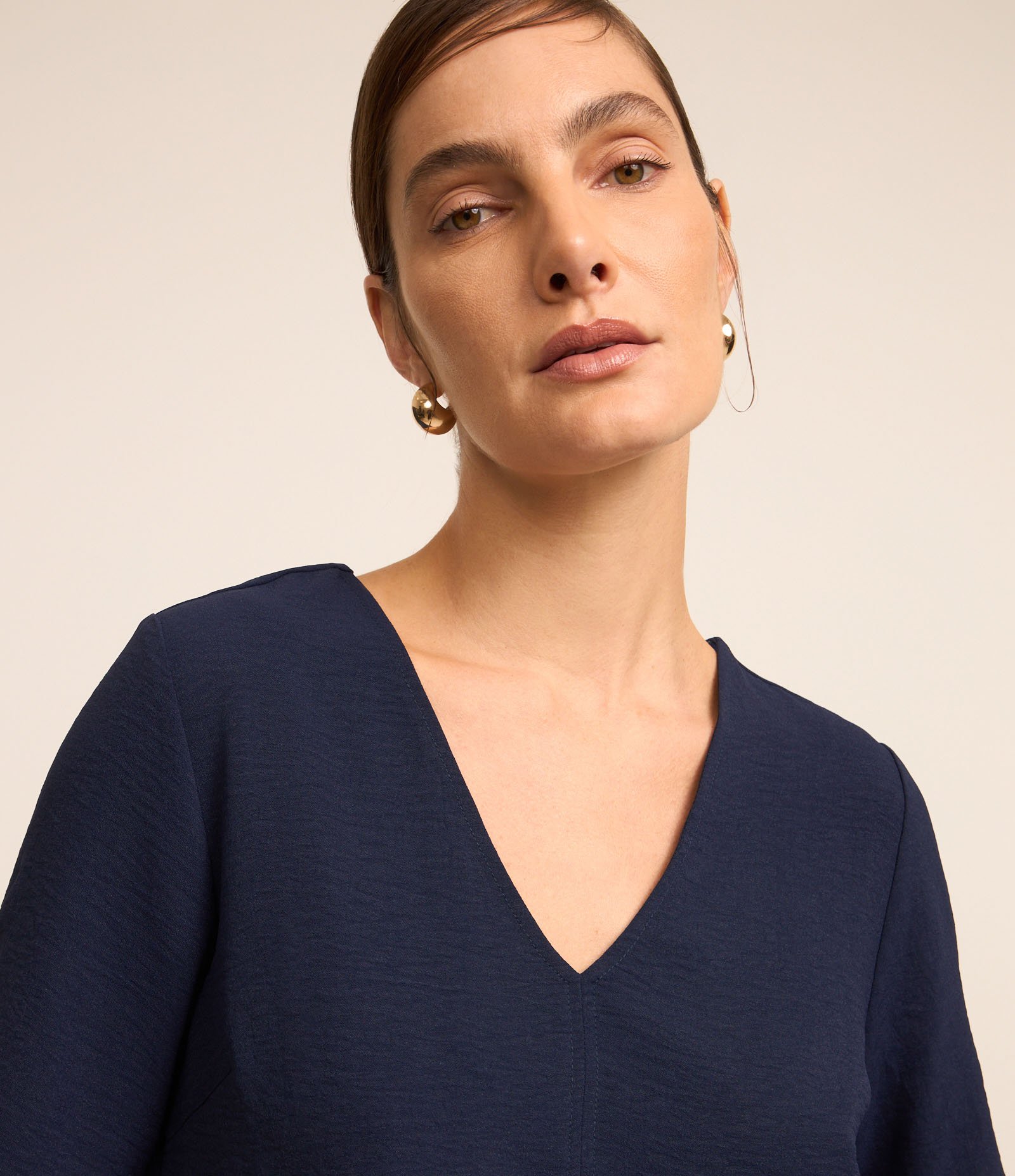 Blusa em Crepe com Decote V Azul Marinho 3