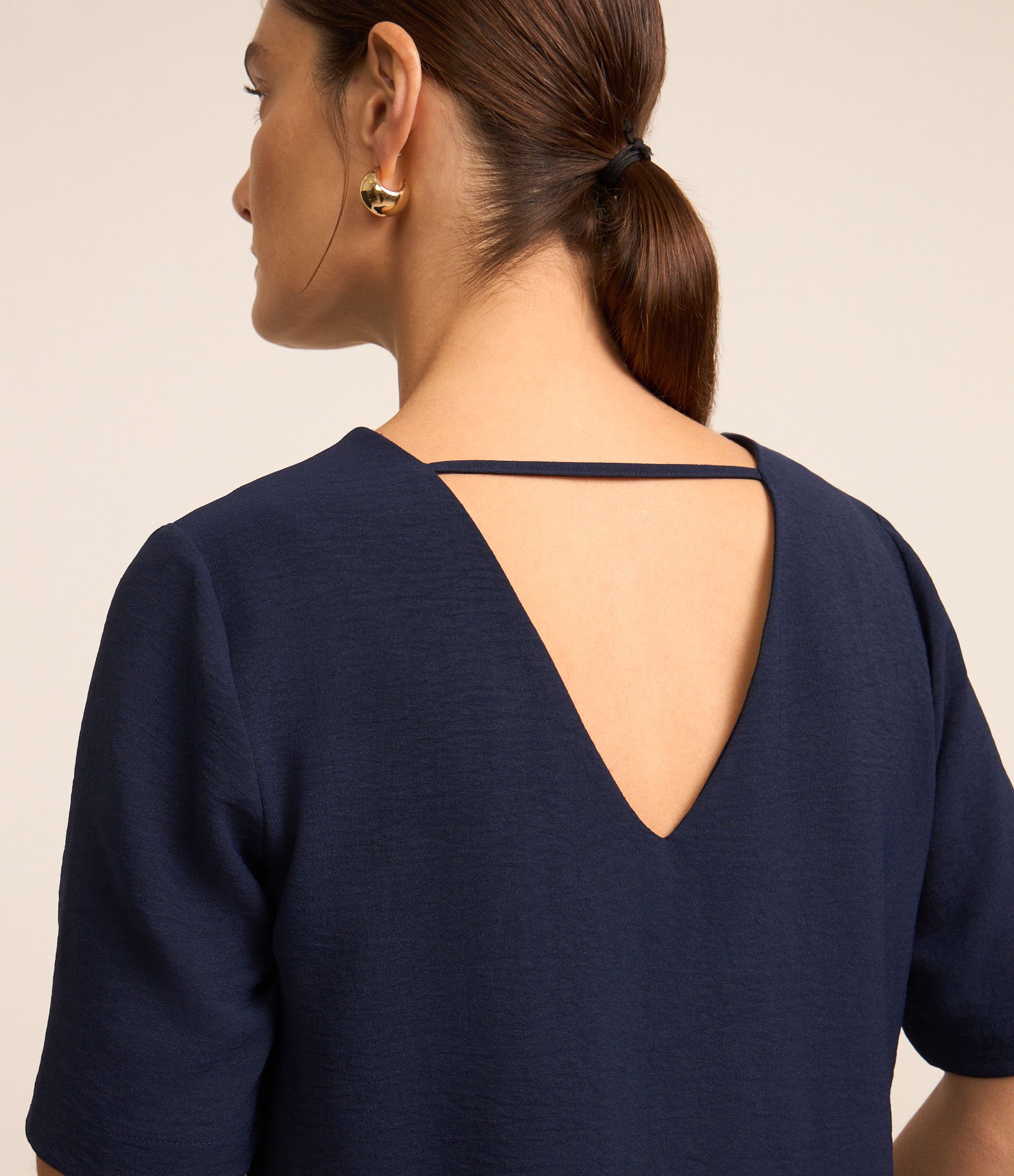 Blusa em Crepe com Decote V Azul Marinho 4