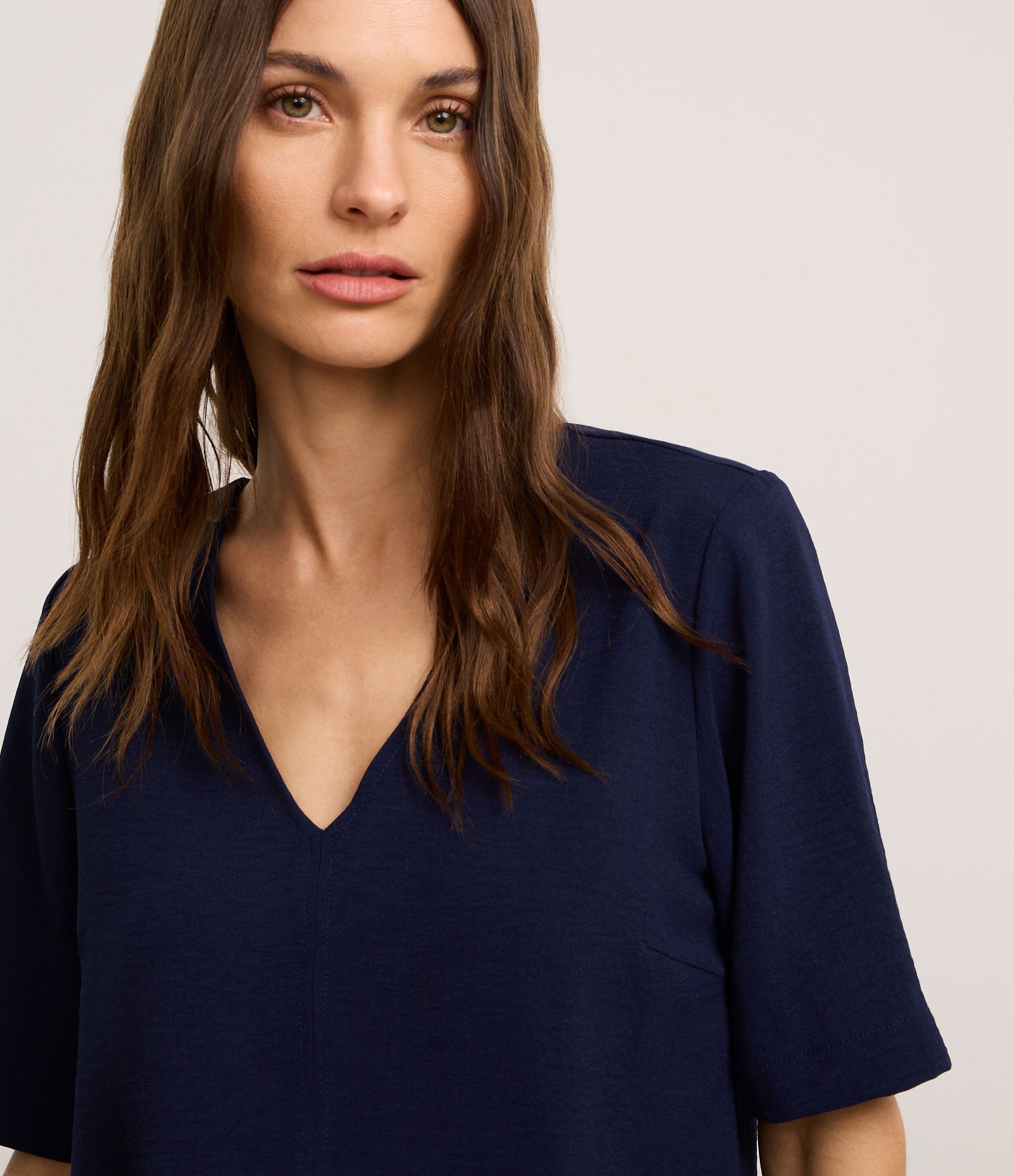 Blusa em Crepe com Decote V Azul Marinho 5