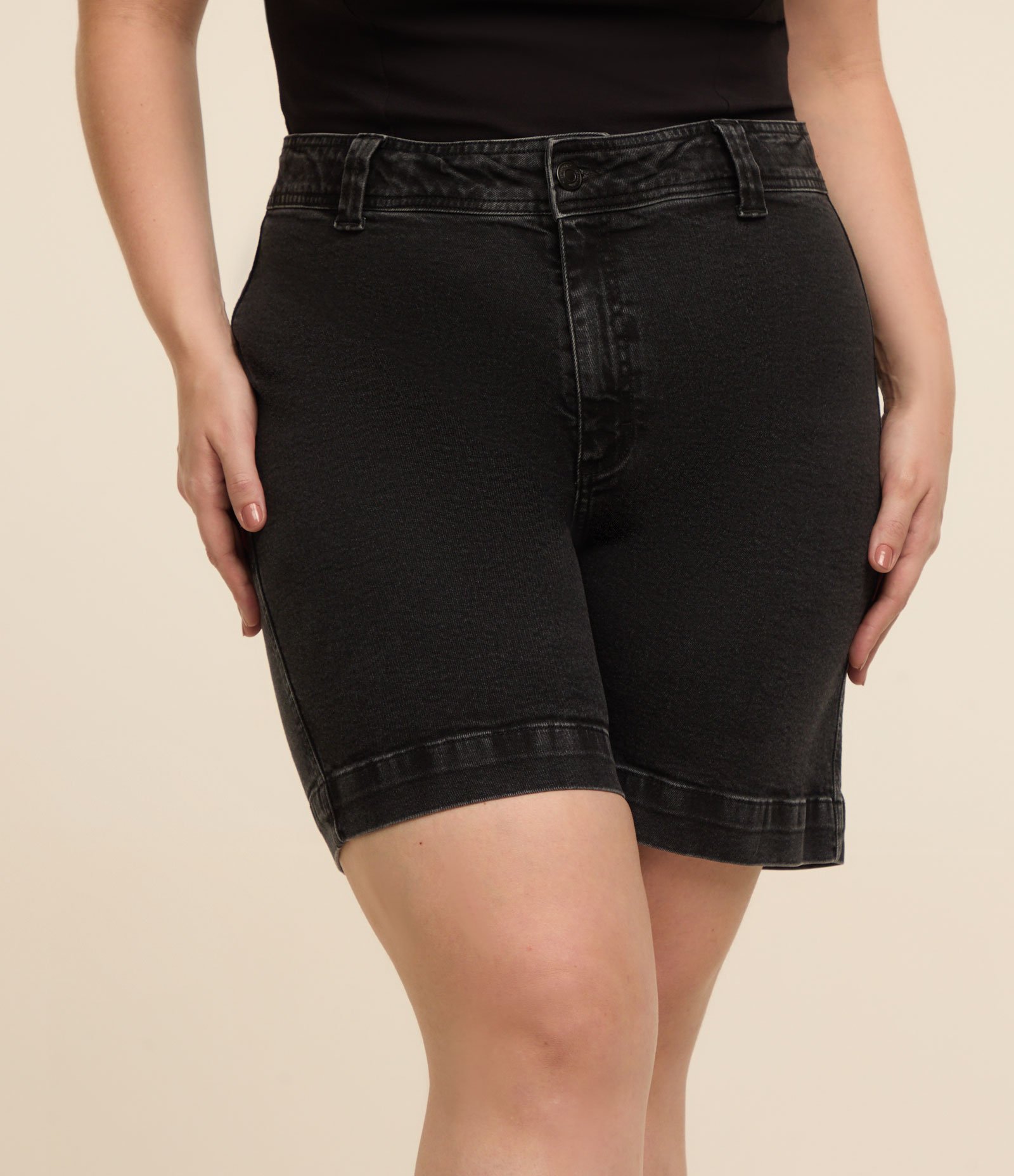 Bermuda Jeans com Elastano e Barra Larga Curve & Plus Size Preto 2