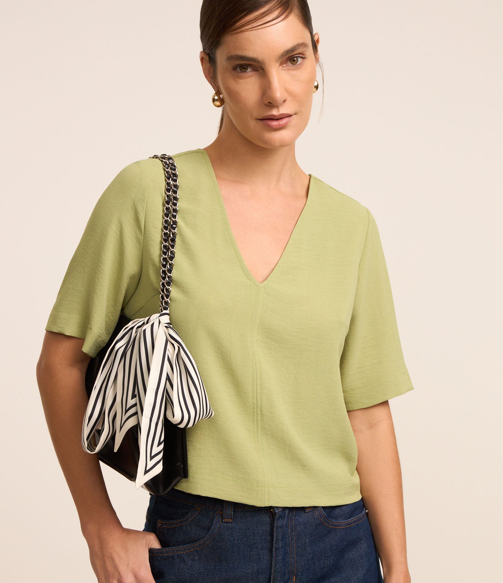 Blusa em Crepe com Decote V Verde 1