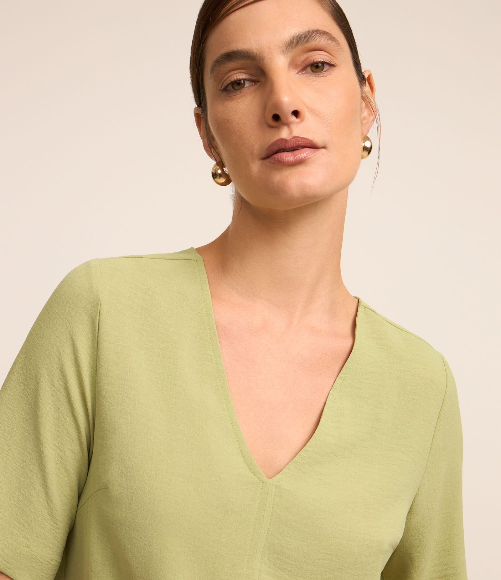 Blusa em Crepe com Decote V Verde 3